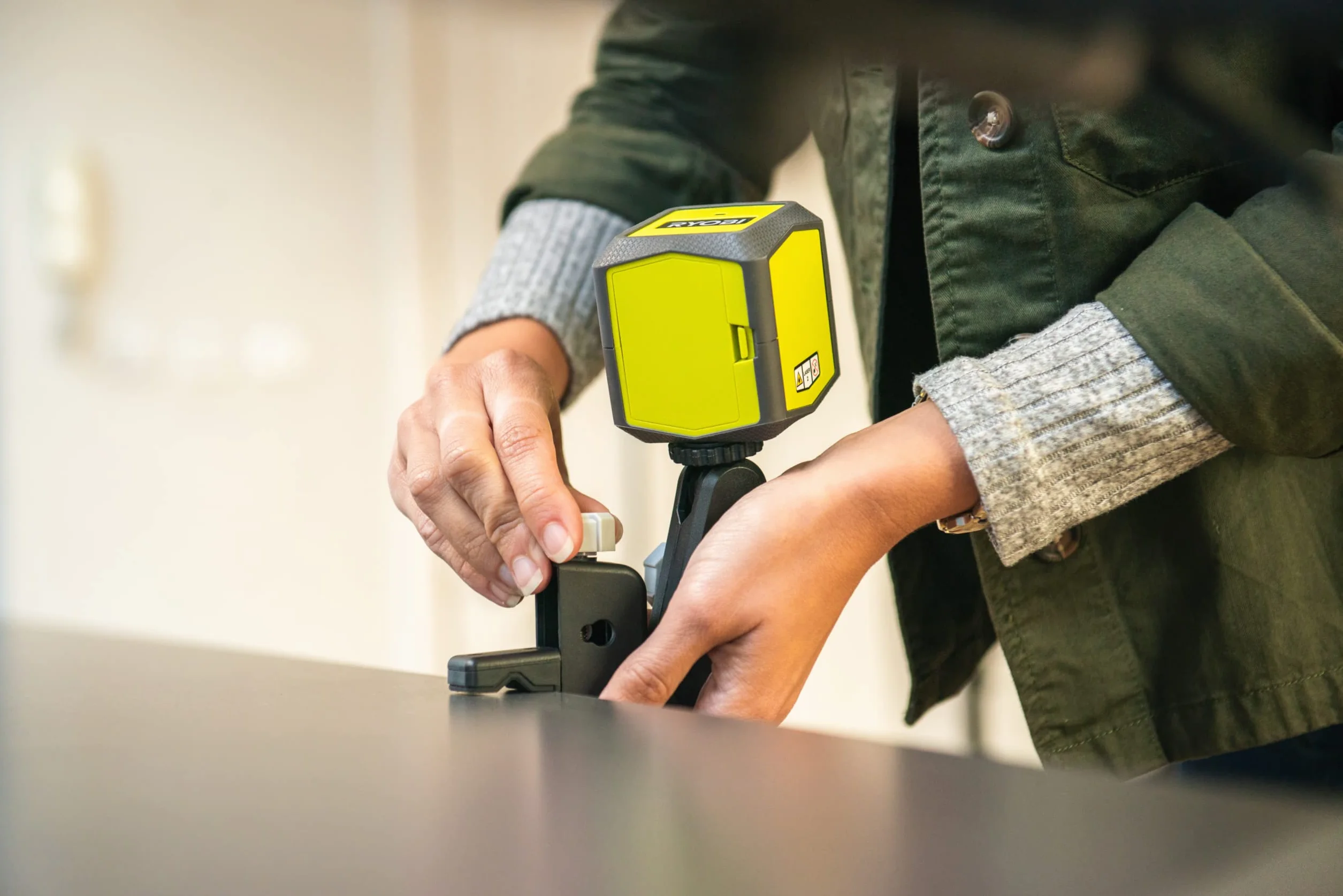 Ryobi Laser z Zieloną Wiązką RBCLLG1, Zakres Roboczy 15 m, Czas Pracy 6 Godzin, Laser Klasy II, Długość Fali 520Nm ± 10Nm, <1Mw, Dokładność do 0.5 mm/m