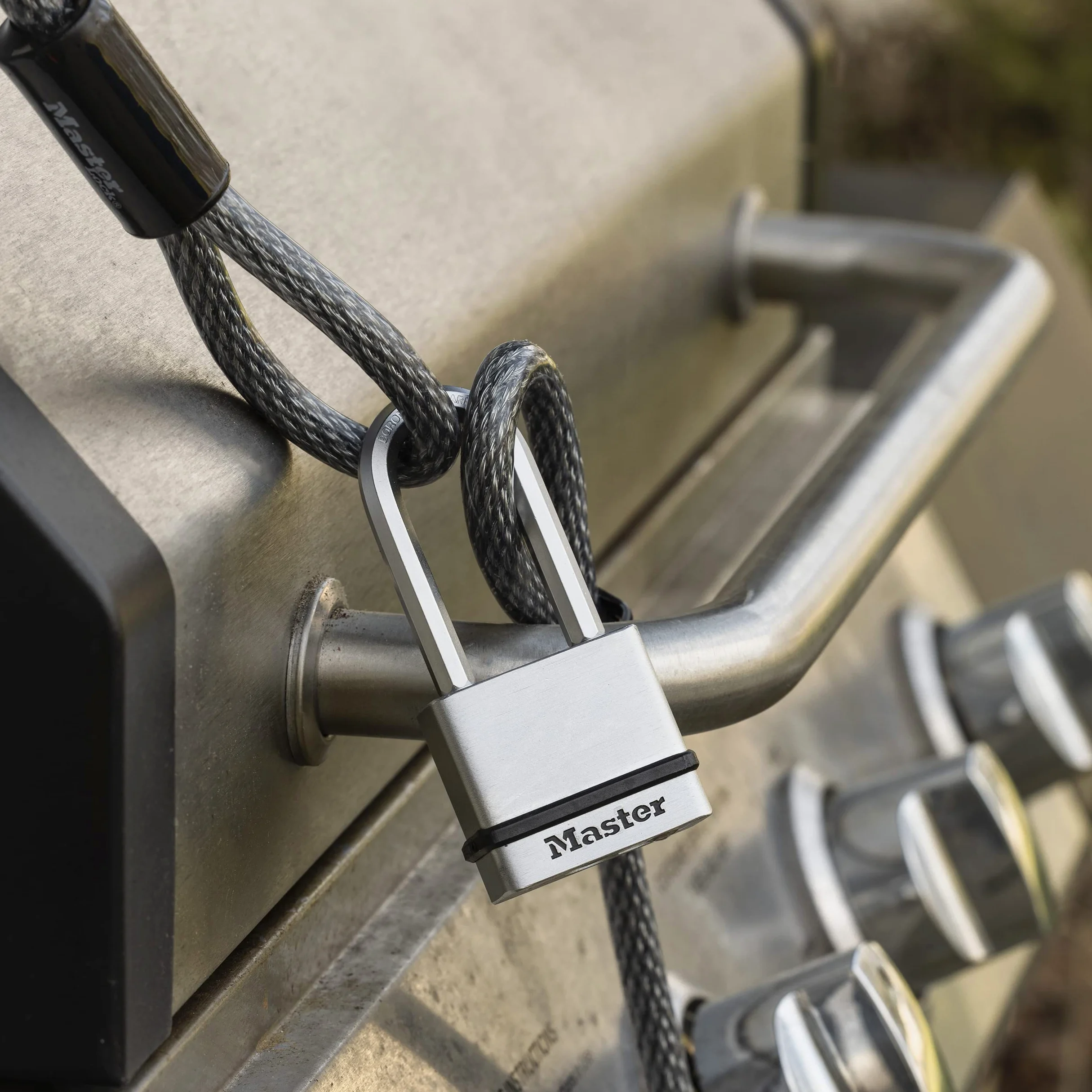 Master Lock M530 X Kadlhcsen 1-3/10,2 cm Large Magnum Kłódka Korpus z litego stalowego korpusu z pancernym uchwytem, 5,1 cm z uchwytem Clearance, identyczne klucze, M530XQLHCCSEN