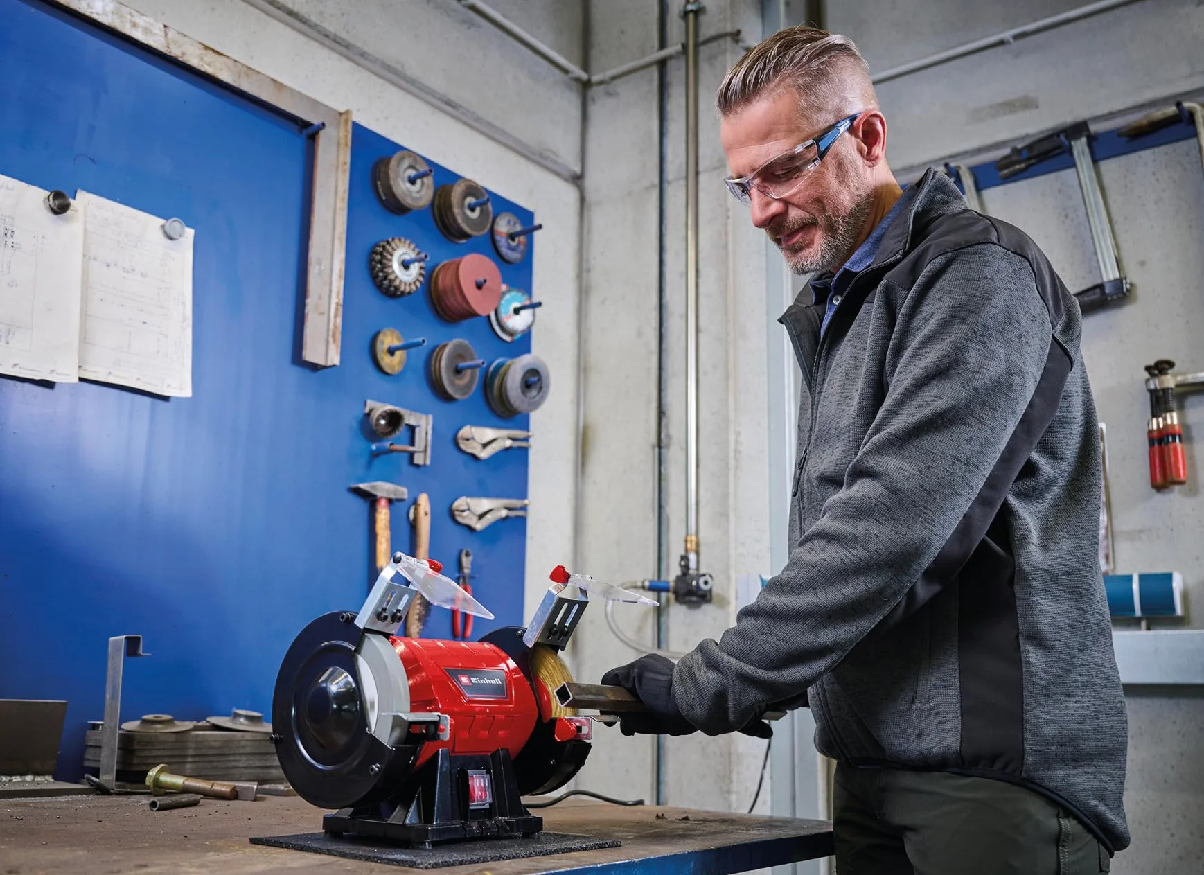 Einhell Podwójna szlifierka TC-BG 150 B (maks. 350 W, ściernica Ø 150 mm, ochrona przed iskrami, korekty kształtu i szlifowanie, w tym ściernica gruboziarnista K36, tarcza szczotkowa)