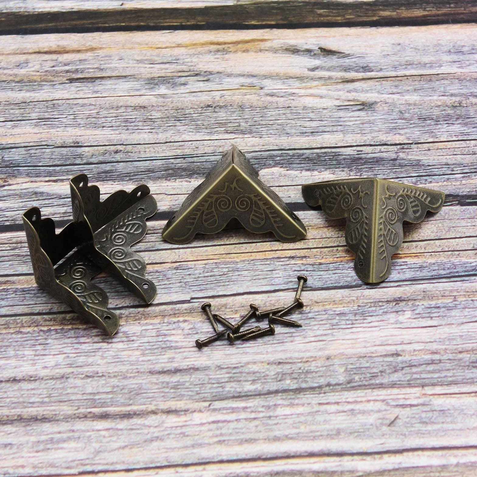 The Lord of the Tools 20 sztuk metalowych ochraniaczy narożników w stylu vintage, z 80-częściowymi śrubami, narożniki ochronne, akcesoria do skrzynek drewnianych, biurka, pudełek, brązowych