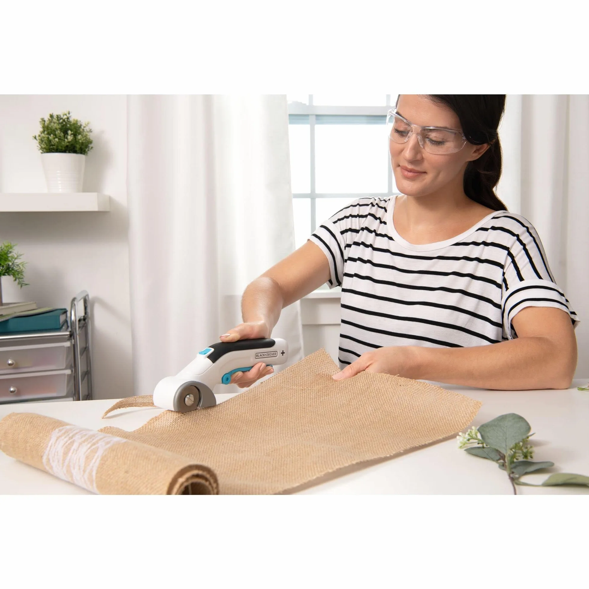 BLACK+DECKER 3,6 V uniwersalna krajalnica akumulatorowa (bezprzewodowa, obrotowa krajarka do precyzyjnego cięcia w materiale, papierze, tekturze, tworzywie sztucznym, z samoostrzącym się ostrzem