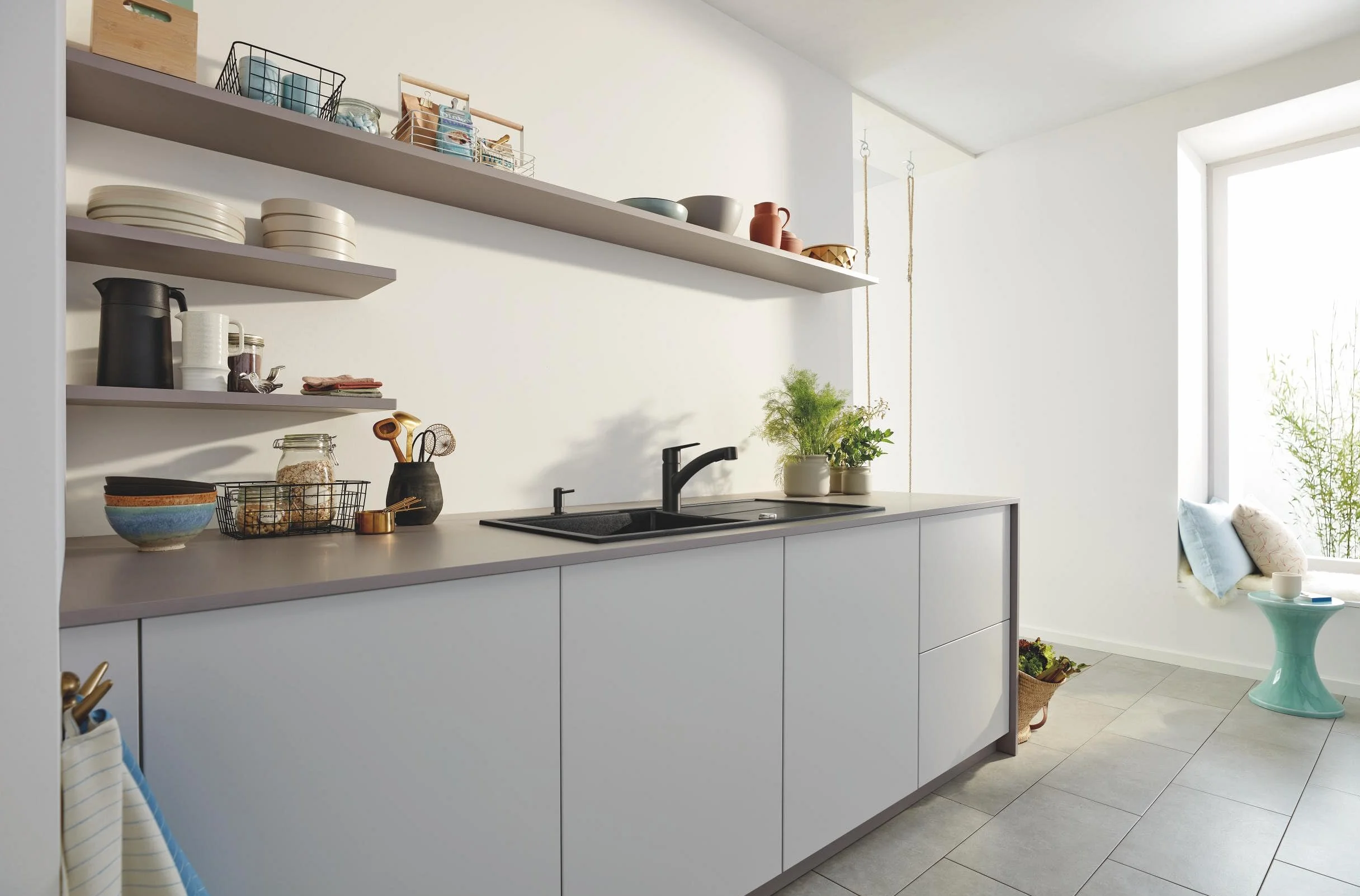 GROHE Dozownik mydła do kuchni (dozownik płynu do mycia mydła w płynie, pojemnik 500 ml do montażu pod zlewozmywakiem kuchennym, obsługiwany również ramieniem lub łokciem), czarny, 1021652430