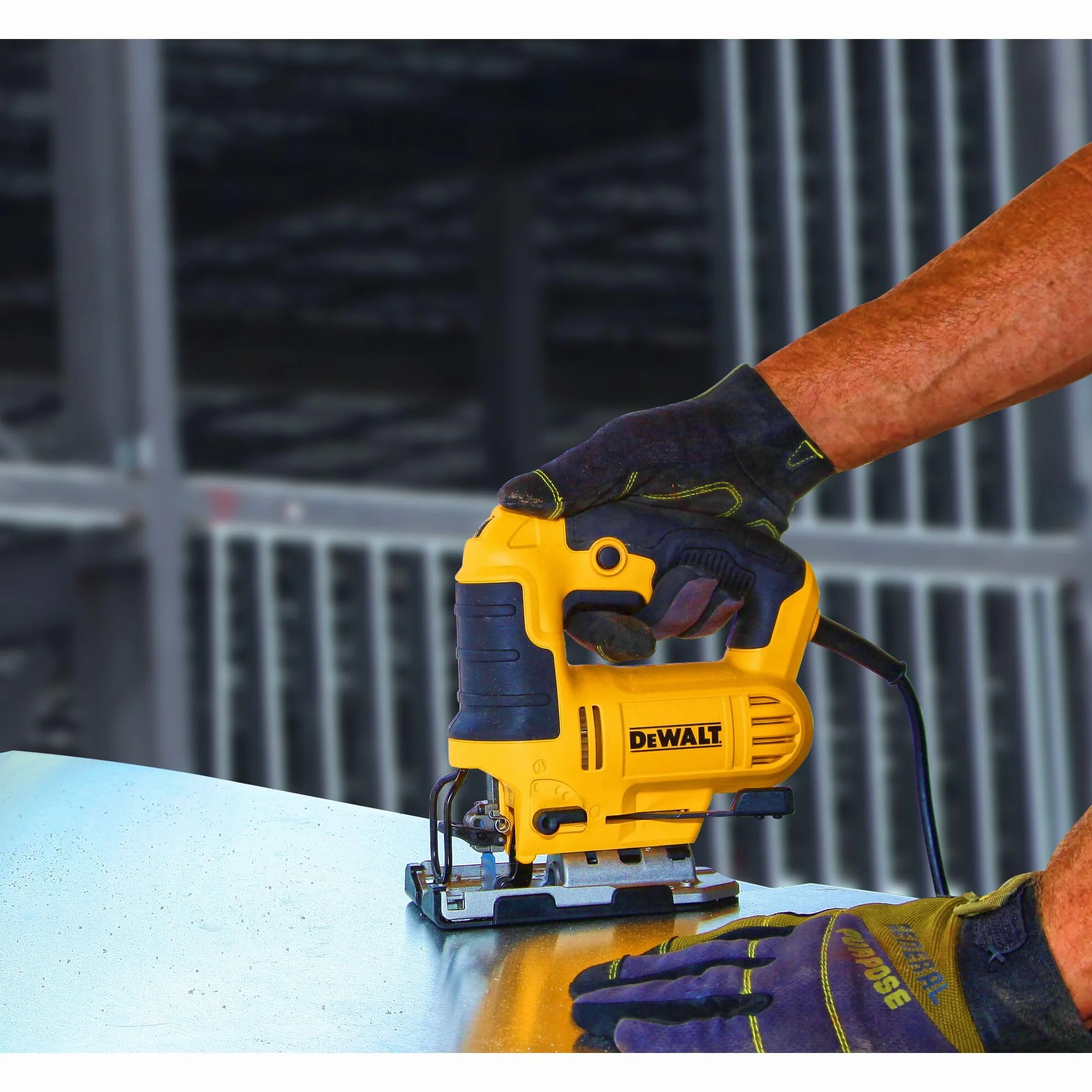 Dewalt Wyrzynarka wahadłowa 650 W DWE349 z dmuchawą
