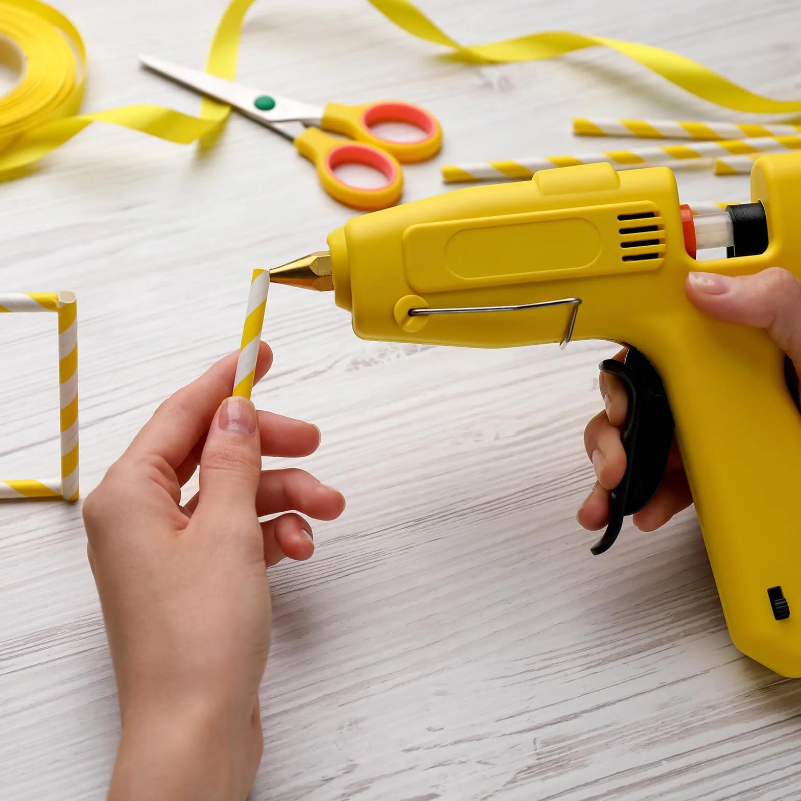 QUARKZMAN 16 sztuk mini pałeczek do klejenia na gorąco 7 mm średnicy x 200 mm długości EVA Hot Glue Sticks patyczki samoprzylepne do klejenia na gorąco, białe, do projektów DIY, rzemiosła