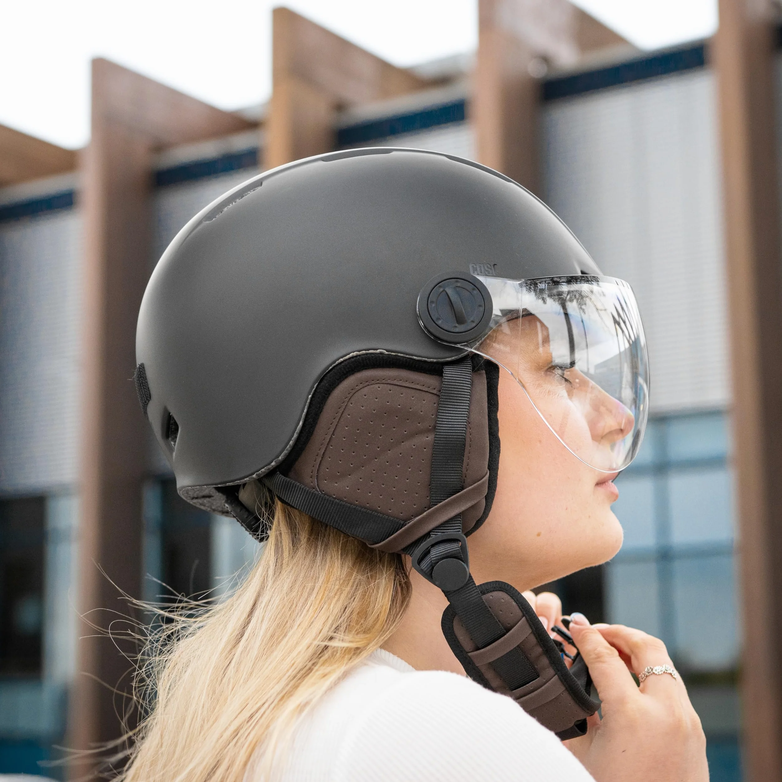 CASR Styl Miejski kask Lifestyle rower hulajnoga elektryczna przezroczysty daszek zdejmowane nauszniki