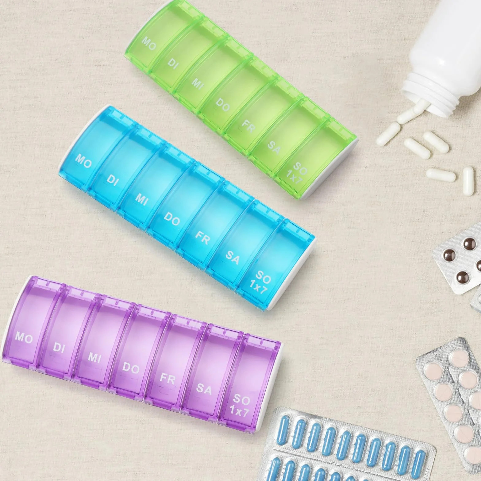 Pudełko na tabletki 7 dni, 3 sztuki, pojemnik na tabletki wielokrotnego użytku, małe pudełko na tabletki, 7 przegródek, poręczne i odporne na wilgoć (zielone/niebieskie/fioletowe)