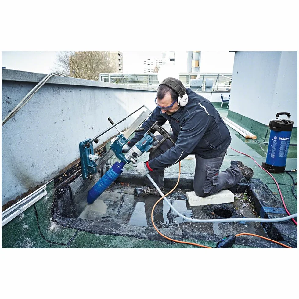 Bosch Professional: wiertnica diamentowa GDB 180 WE do wiercenia na mokro (5.2 kg, 2 000 W, 230 V, zakres wiercenia 180 mm, adapter do odsysania pyłu, zawór kulowy, walizka)