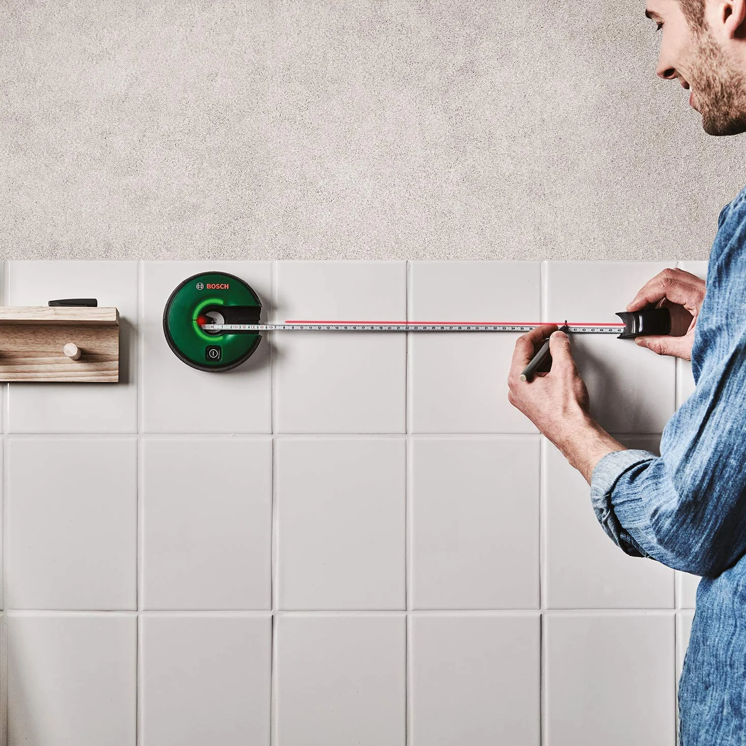 Bosch AtinoLaser liniowy 2 w 1 ze zintegrowaną taśmą pomiarową (wyrównywanie elementów w poziomie lub w pionie dzięki łatwemu zamocowaniu na gładkich i chropowatych powierzchniach)