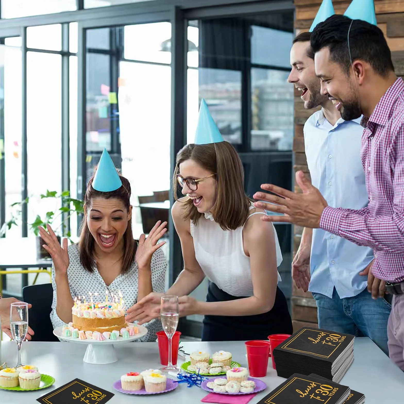 50 sztuk serwetek na 30. urodziny, czarno-złote serwetki dekoracyjne, 3-warstwowe serwetki papierowe do dekoracji stołu, serwetki Happy Birthday dla mężczyzn i kobiet, czarne