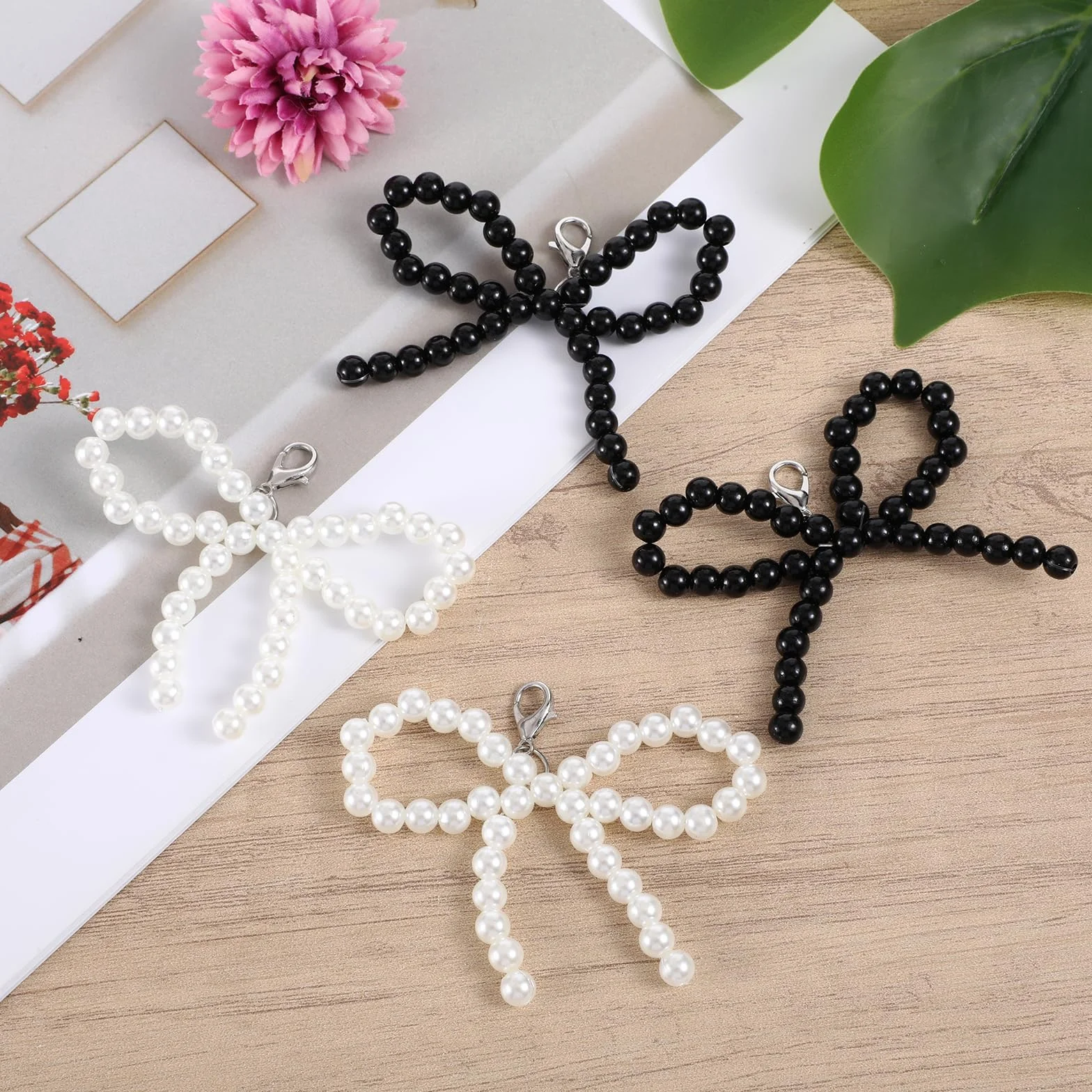 Piriuuo 4 sztuki zawieszek z koralikami, kokardki, do butów typu sneaker, klipsy do butów, klipsy do butów, DIY, sznurówki, akcesoria do butów sportowych, eleganckie buty, łańcuszek z pereł dla kobiet