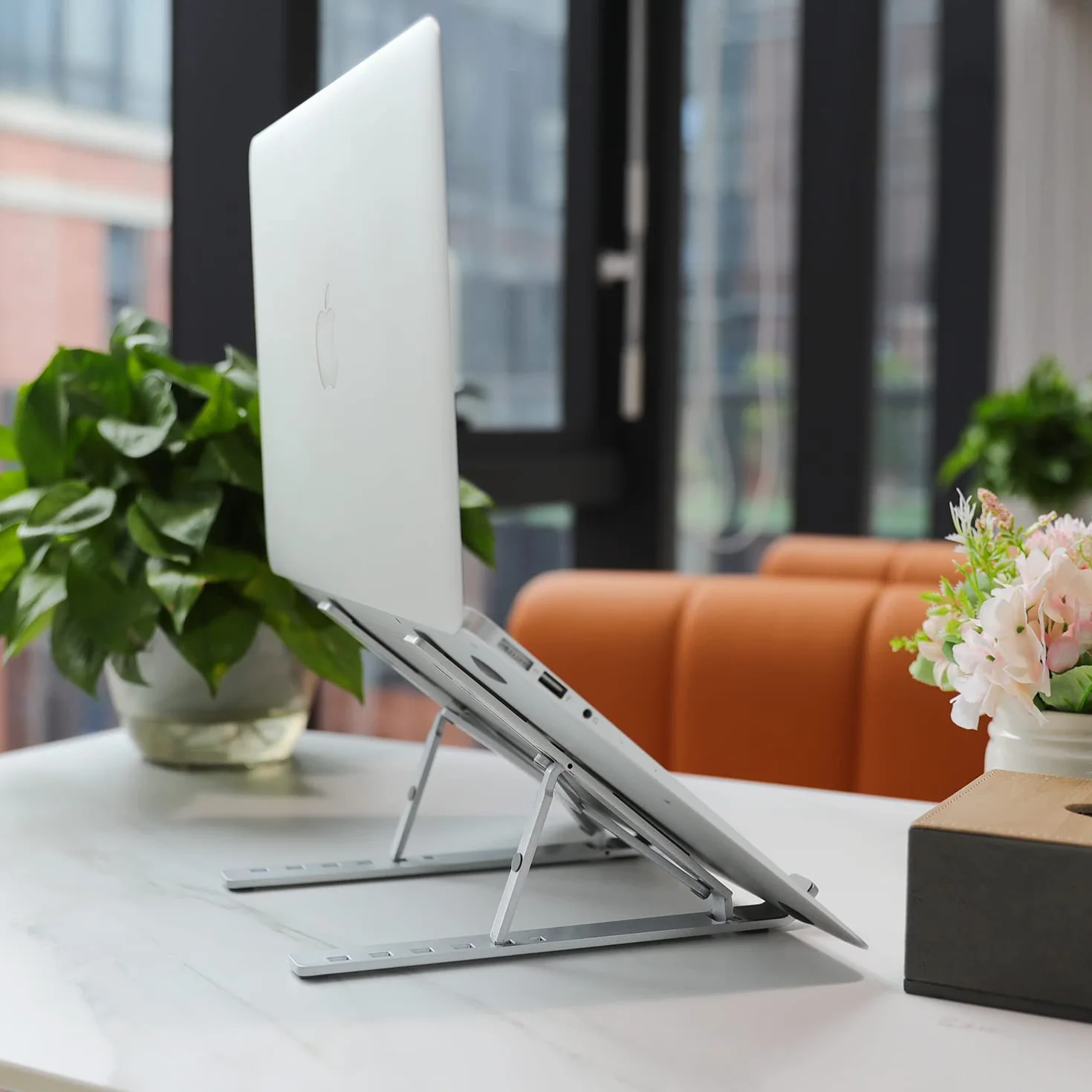 Amazon Basics – regulowana, ergonomiczna podstawka pod laptopa z wyciągiem ciepła, bezstopniowa regulacja wysokości i kąta nachylenia