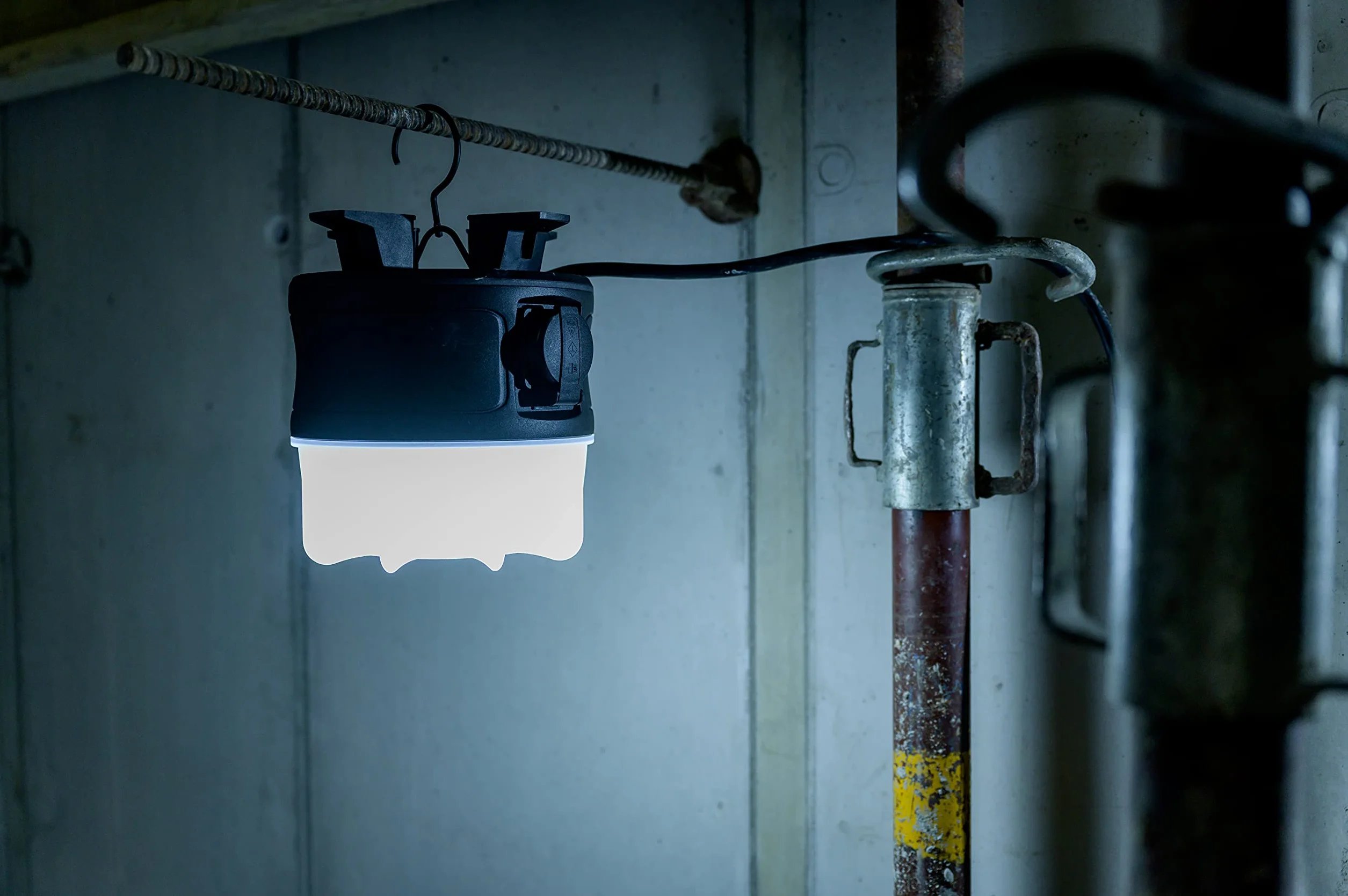 Brennenstuhl mobilny reflektor LED 360° / reflektor budowlany LED 50W (reflektor roboczy 5400lm, kabel 5 m i bryzgoszczelne gniazdo z samozamykającą się pokrywą, IP54), 1171410902