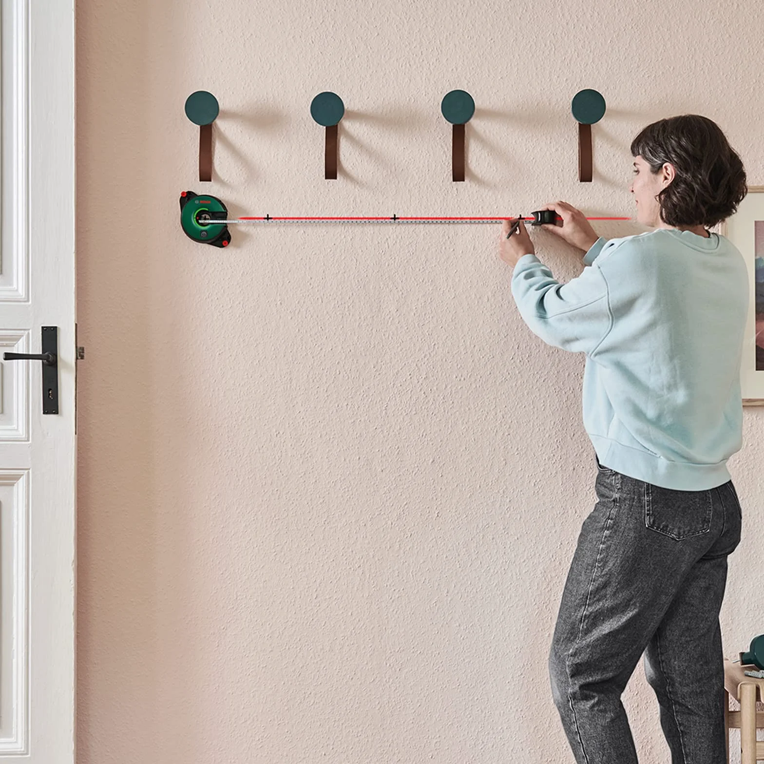 Bosch AtinoLaser liniowy 2 w 1 ze zintegrowaną taśmą pomiarową (wyrównywanie elementów w poziomie lub w pionie dzięki łatwemu zamocowaniu na gładkich i chropowatych powierzchniach)