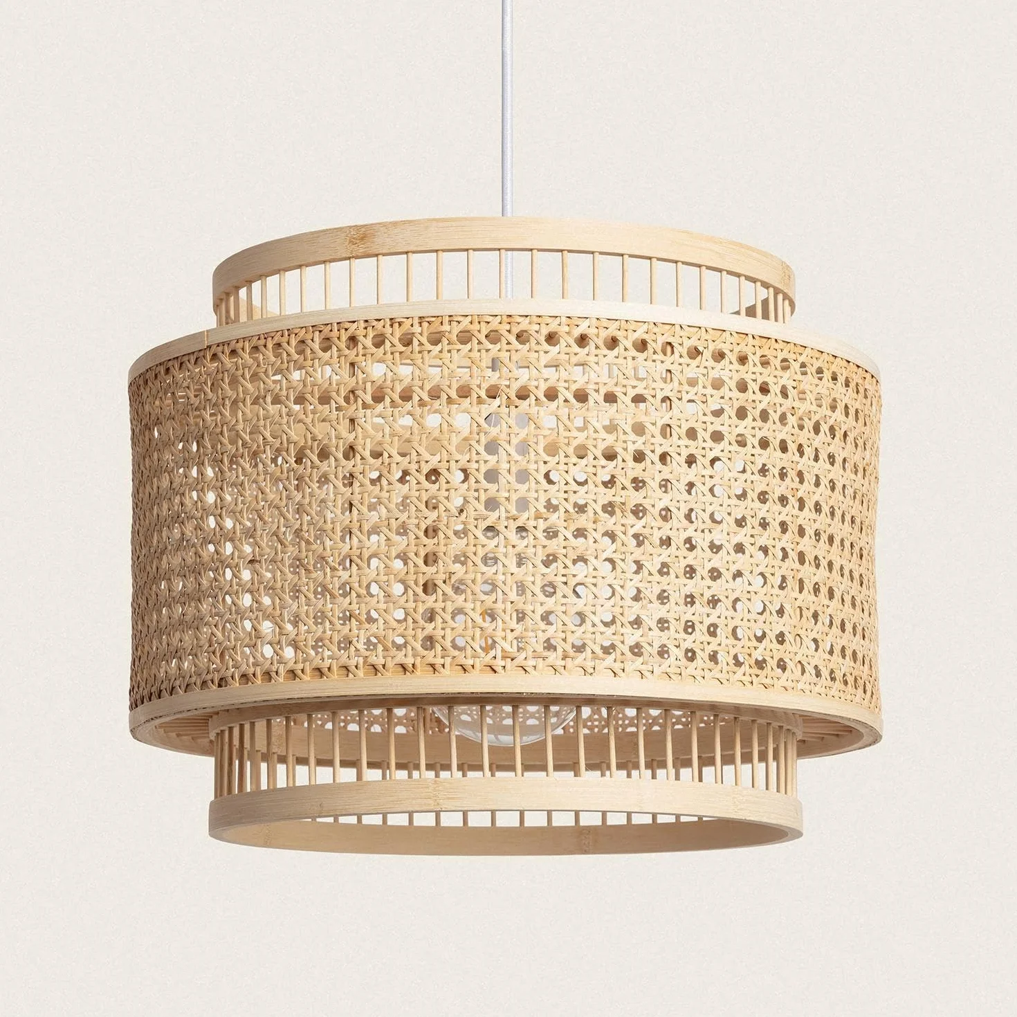Ledkia Lampa Wisząca Bambusowa Bangkal Naturalna – Rustykalna Oprawa Sufitowa do Salonu i Sypialni w Stylu Boho. Elegancki Rattanowy Abażur z Dwoma Cylindrami, Gwint E27, Doskonała Dekoracja Wnętrz