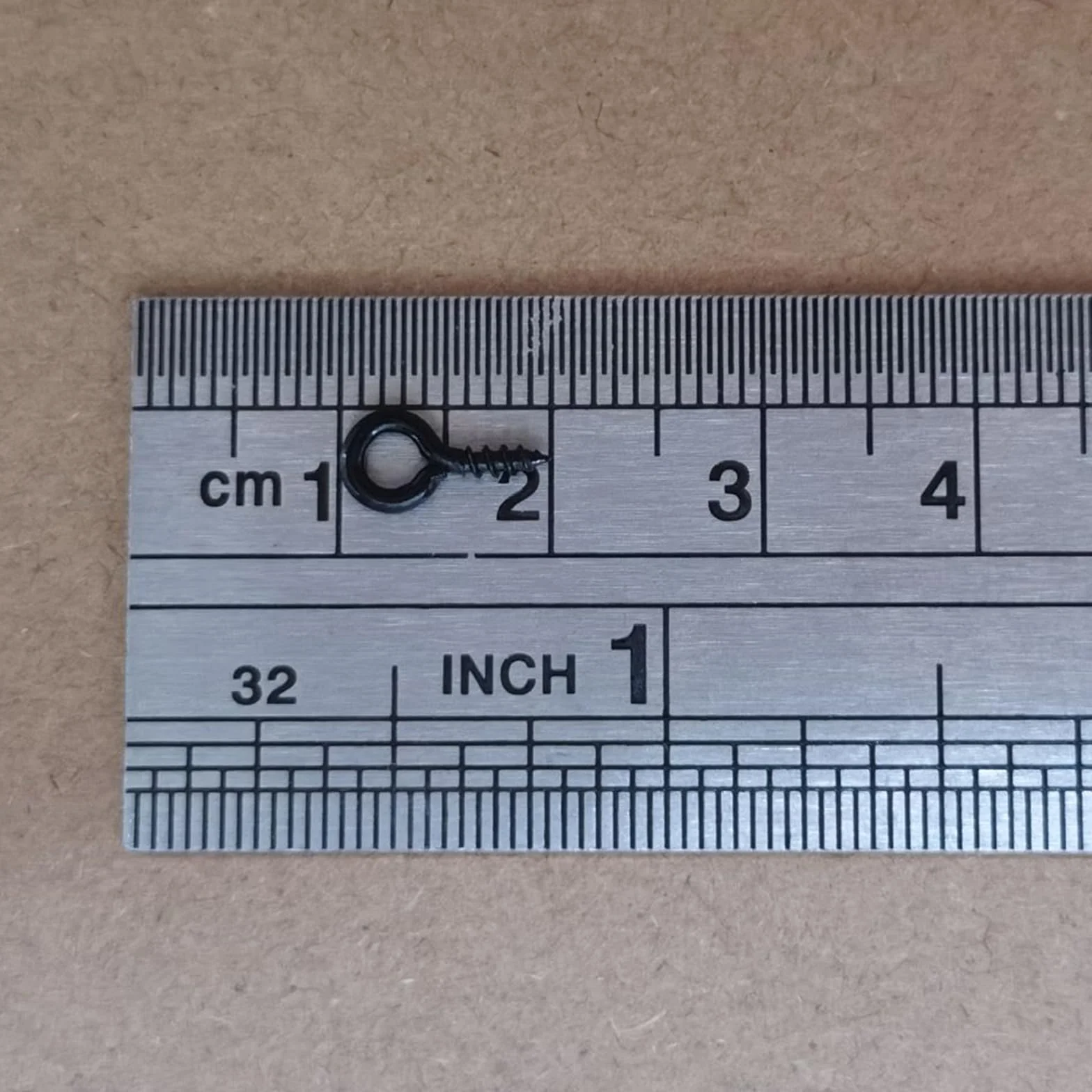 sourcing map 200 sztuk małych śrub do oczka, szpilki haczykowe, mini oczka, śruby gwintowane, 5 x 10 x 1,2 mm, samoklepiane śruby do tworzenia biżuterii DIY rękodzieło, czarne