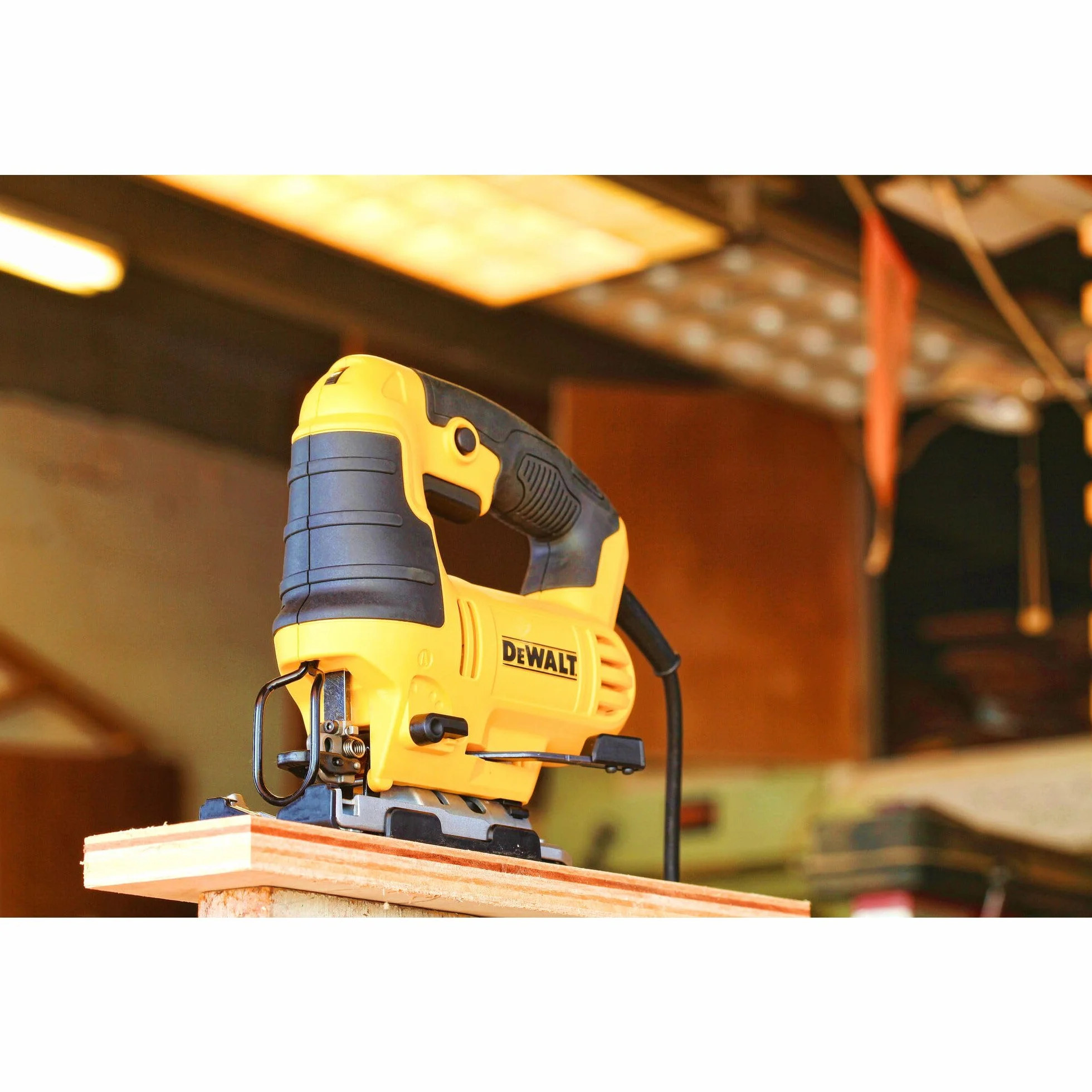 Dewalt Wyrzynarka wahadłowa 650 W DWE349 z dmuchawą