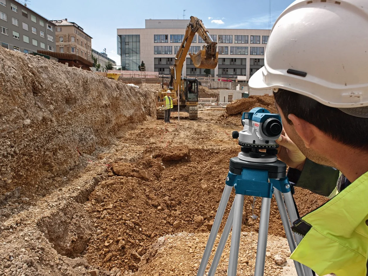 Bosch Professional Niwelator optyczny GOL 20 D (powiększenie 20x, jednostka miary: 360°, zasięg: do 60 m, walizka)