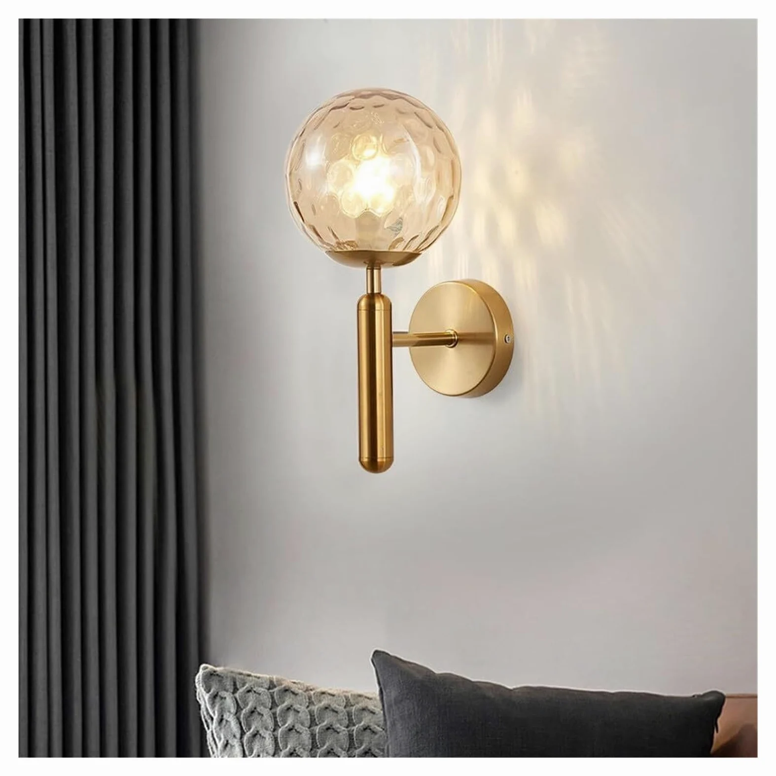 Nowoczesna lampa ścienna w kolorze złotym, z prążkowanym kamieniem z bursztynowego szkła i żelaznym ramieniem. Minimalistyczny design do sypialni lub salonu, gwint E27 (złoty, bursztynowy).