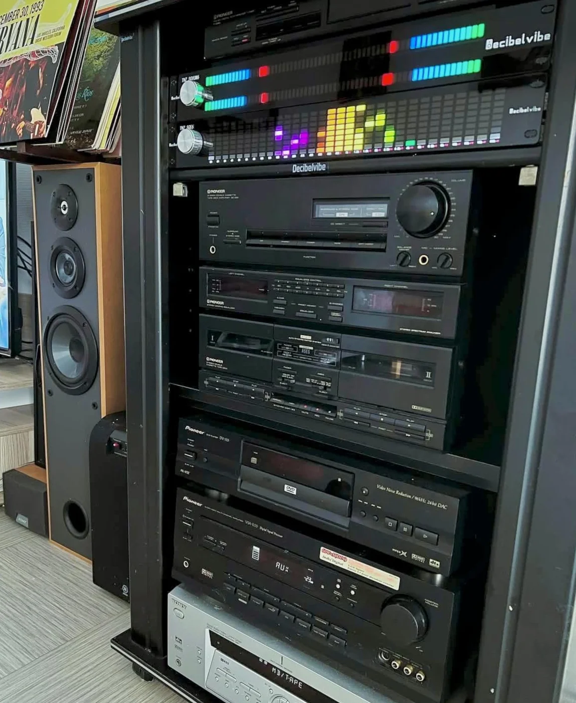 Decibelvibe TNZ SGVUM6 - miernik VU z wejściem/wyjściem RCA-Jack 3.5, wejście bezprzewodowe przez wbudowany mikrofon, 19 kolorów, do systemów audio HiFi, kina domowego, profesjonalnego sono, DJ (złoty