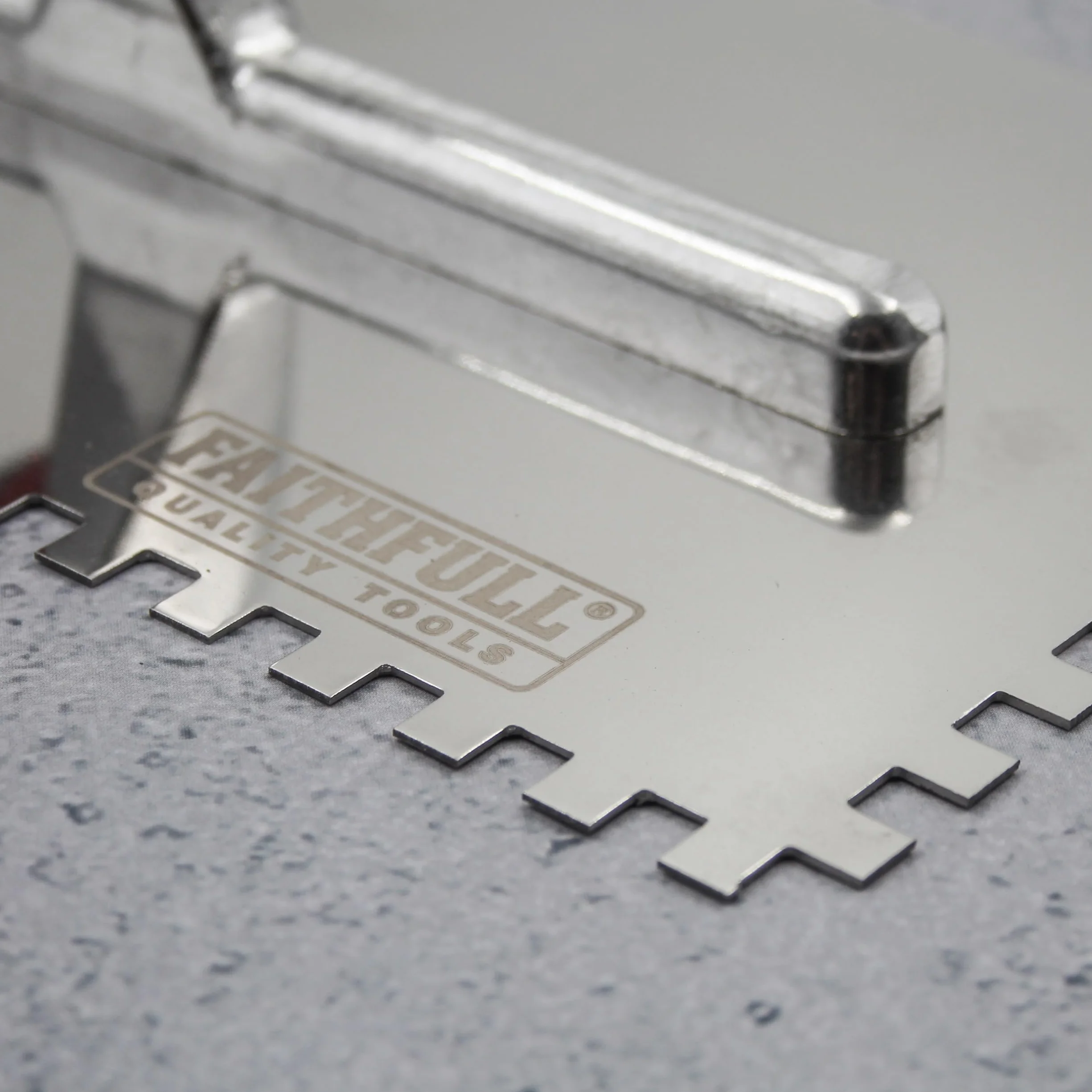 Paca zębata Faithfull Soft-Grip do nakładania kleju na podłogę/ścianę, ostrze ze stali nierdzewnej, 280 x 115 mm (11 x 4,5 cala) – ząbki 6 mm