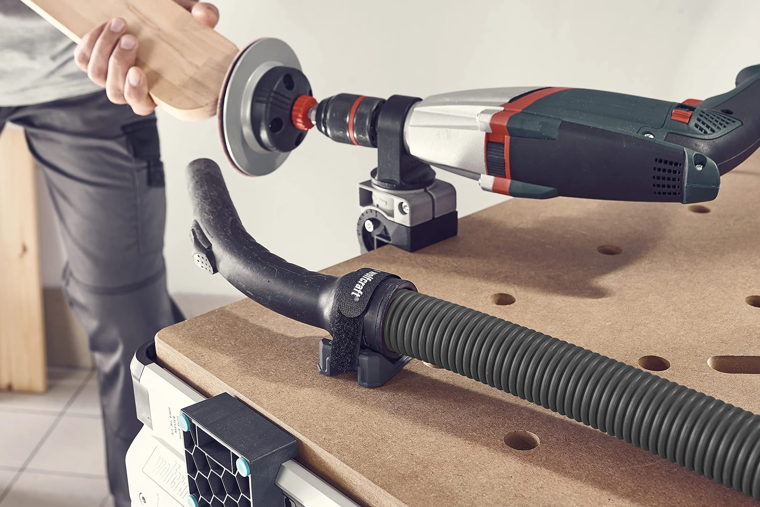 wolfcraft Uchwyt węża do odkurzacza I 6891000, kompatybilny z otworami 20 mm, regulowany pasek na rzepy, czarny