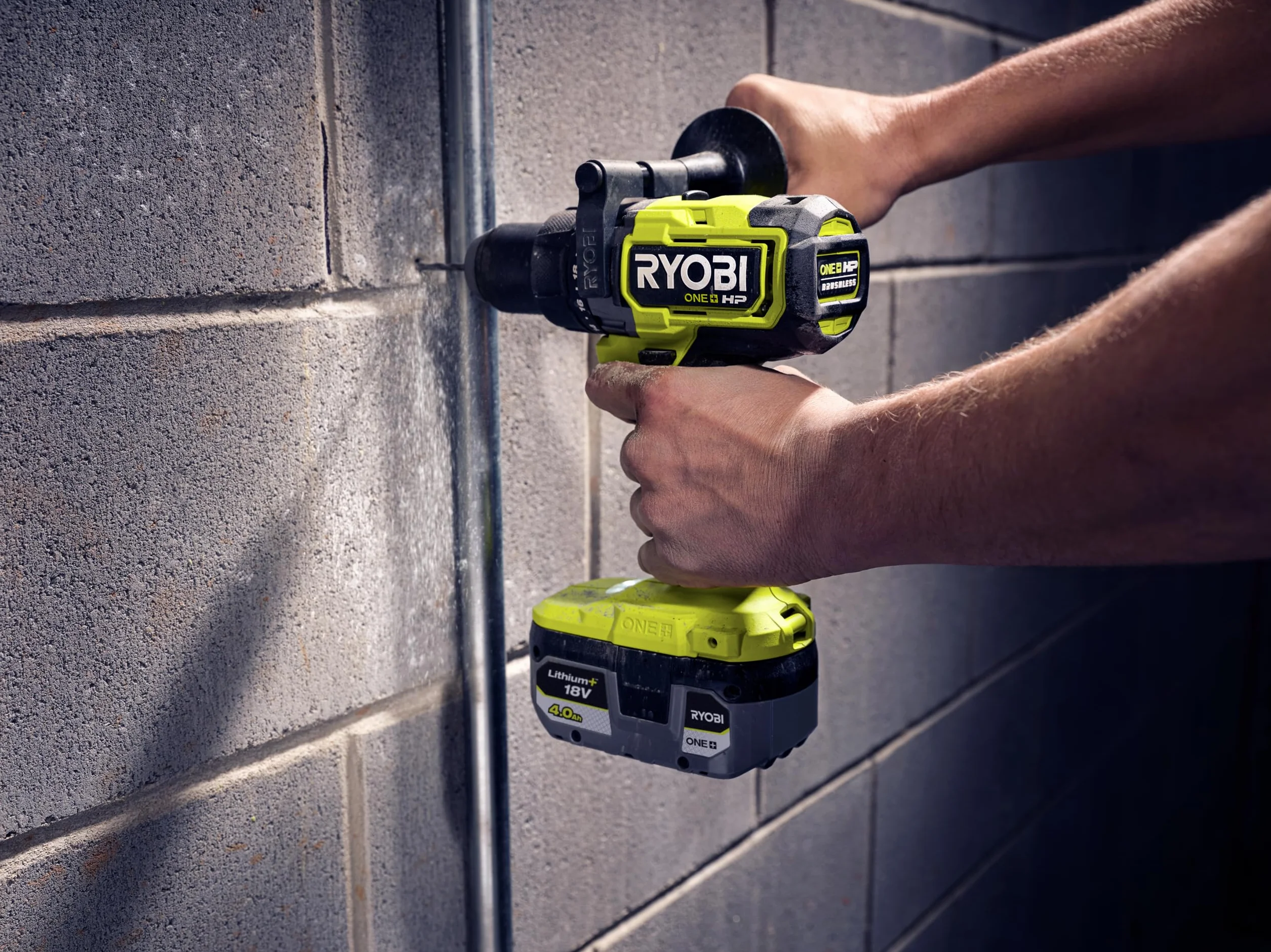 Ryobi Akumulator Litowo-Jonowy, Rb1840X, Pojemność 4.0 Ah, Wskaźnik Poziomu Naładowania, Ochrona przed Przegrzaniem oraz Przeciążeniem, Kompatybilny ze Wszystkimi Elektronarzędziami Ryobi linii 18 V