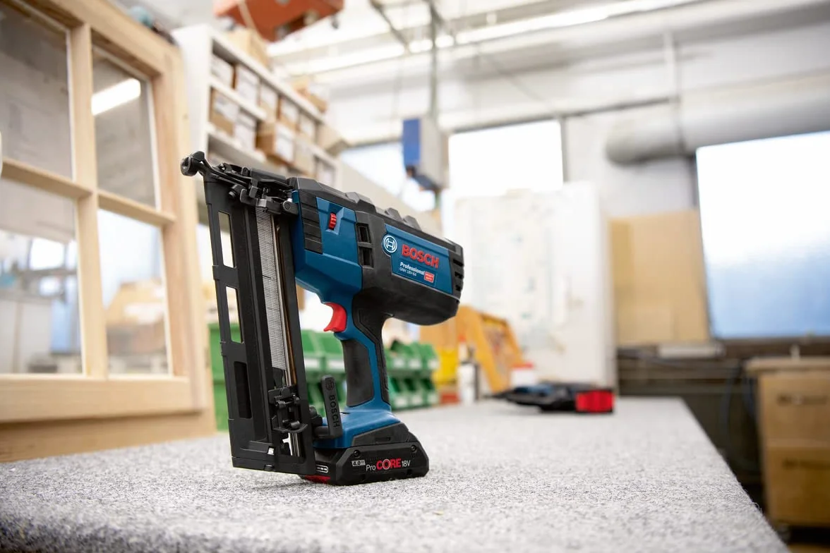 Bosch Professional system 18V: akumulatorowa gwoździarka GNH 18V-64 (maks. gwoździ 1,6 mm, długość gwoździ 64 mm)