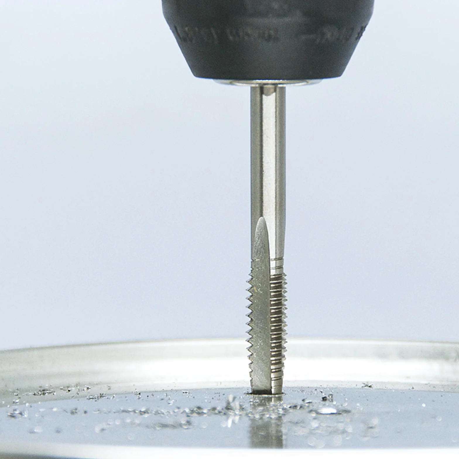 Gwintownik UN 2.5-1.3 cm-8, HSS 1-1/2X8 UN Tap Right Hand | Gwintownik prosty 1-1/2-8, wykonany ze stali szybkotnącej M2, odpowiedni do gwintowania metali.