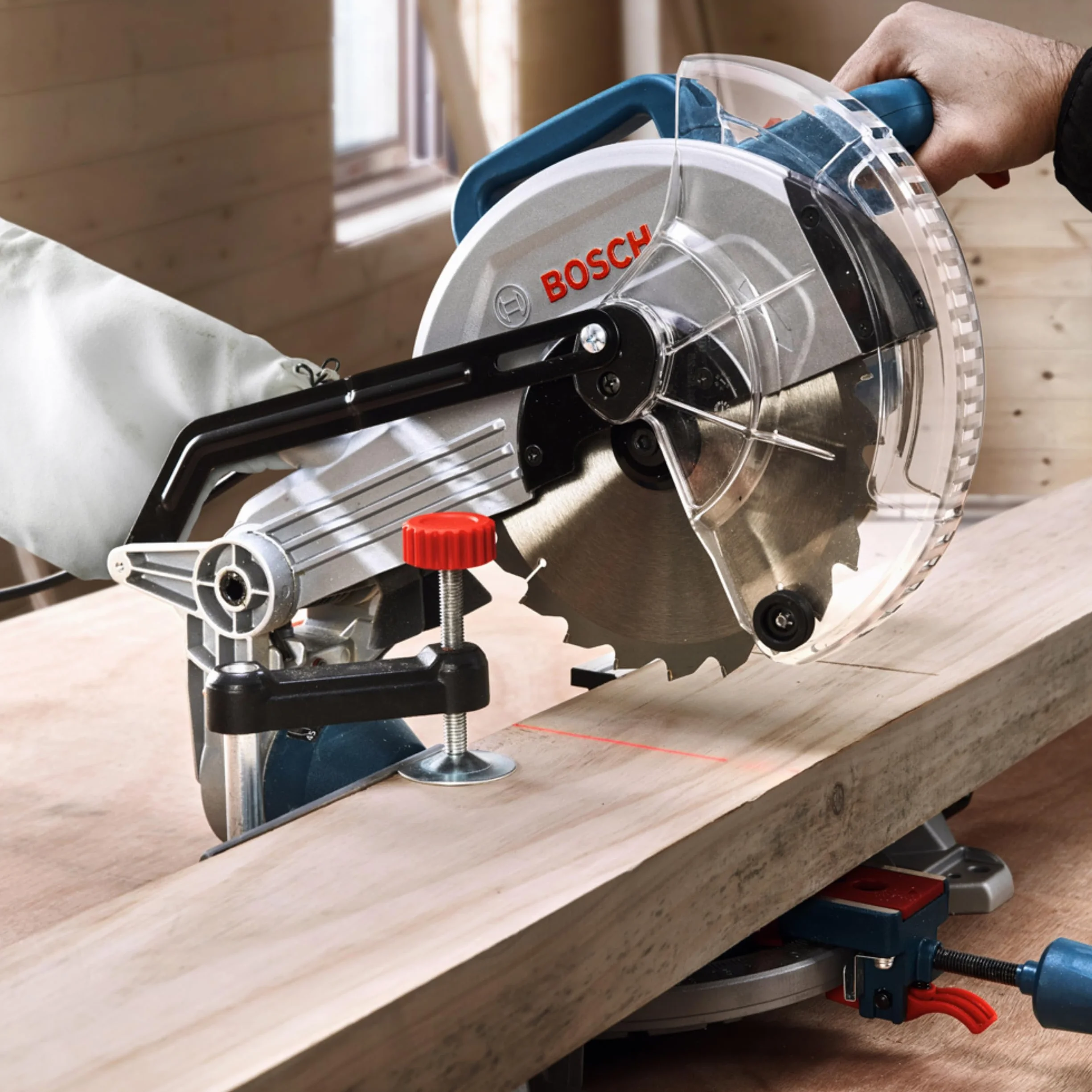 Bosch Professional: ukośnica GCM 216 (tarcza do drewna Ø 216 mm, przymiar, worek na pył, zacisk stolarski, przedłużka stołu, klucz sześciokątny)