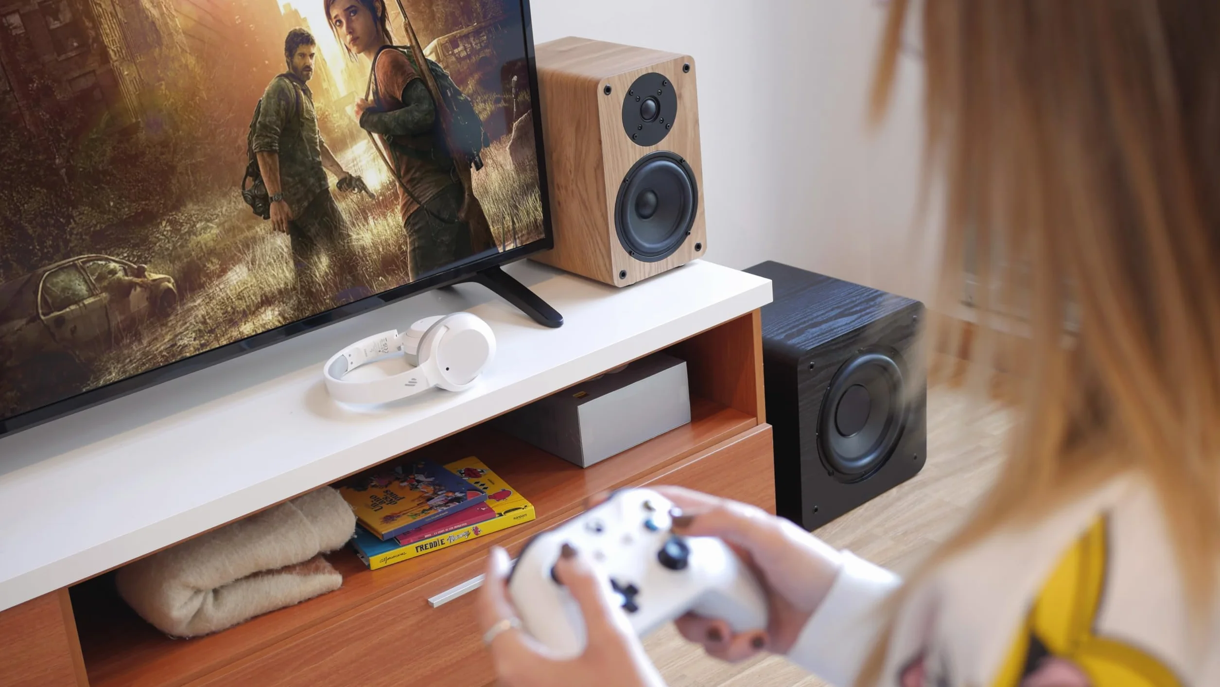 VULKKANO SUB8 Subwoofer aktywny 8-calowy, zasilany mocą 80 W RMS, częstotliwość 40 Hz - 250 Hz, regulowana zwrotnica, domowe audio i kino.