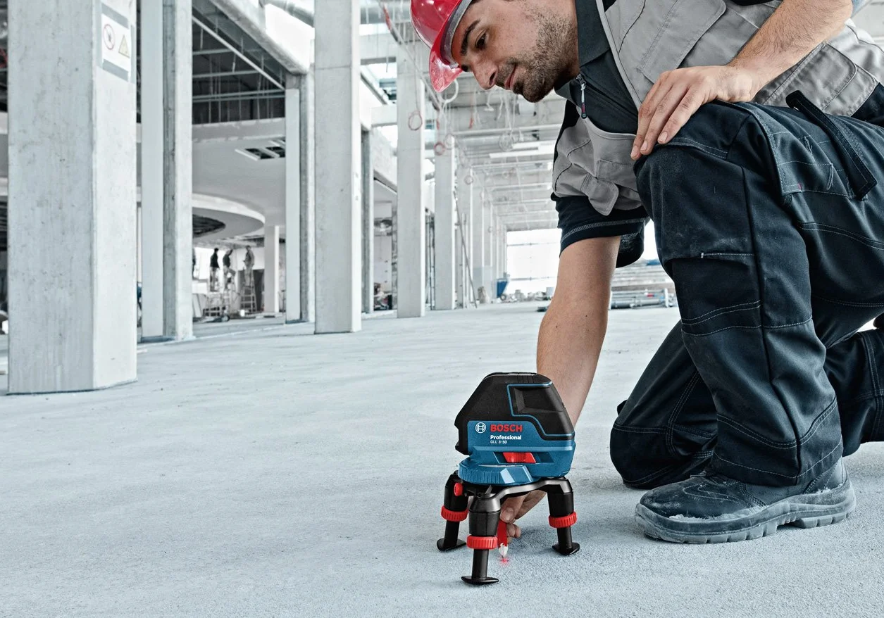 Bosch Professional Line Laser GLL 3-50, 4x baterie AA, tarcza celownicza, uchwyt uniwersalny, torba ochronna, wkładka do L-BOXX, pudełko kartonowe