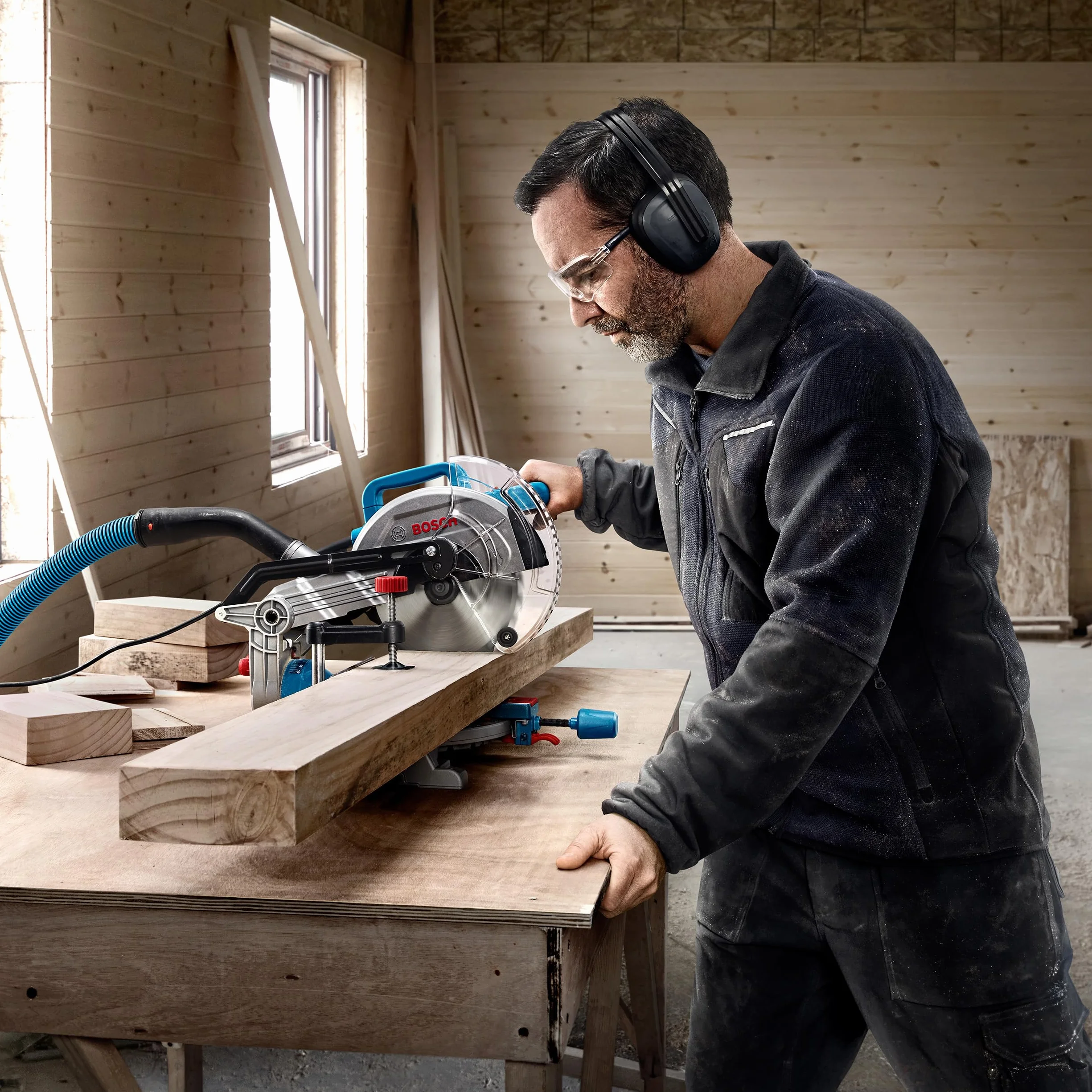 Bosch Professional: ukośnica GCM 216 (tarcza do drewna Ø 216 mm, przymiar, worek na pył, zacisk stolarski, przedłużka stołu, klucz sześciokątny)