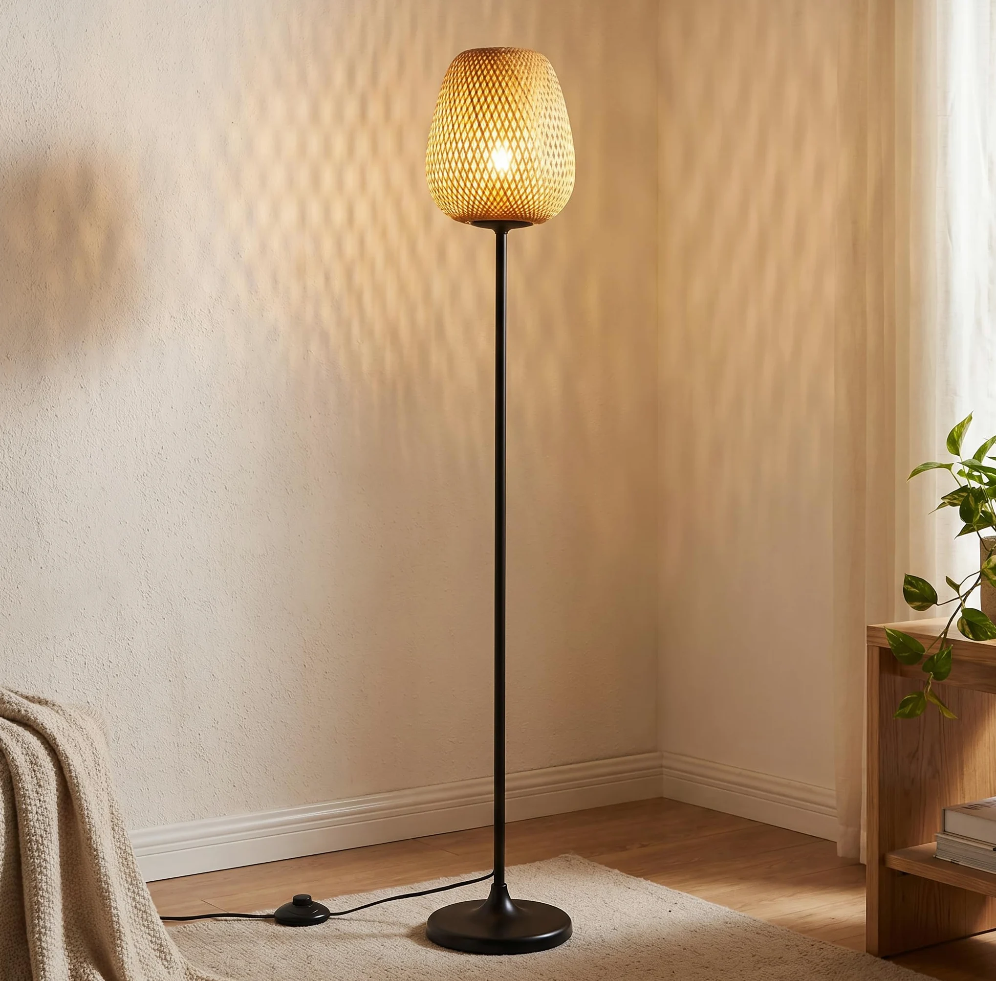 BARCELONA LED Lampa Podłogowa NIKKO z Rattanu z Oprawką E27, Lampa Stojąca Boho z Ręcznie Plecionym Kloszem, Czarna Metalowa Konstrukcja, Oświetlenie Nastrojowe do Salonu Sypialni Jadalni