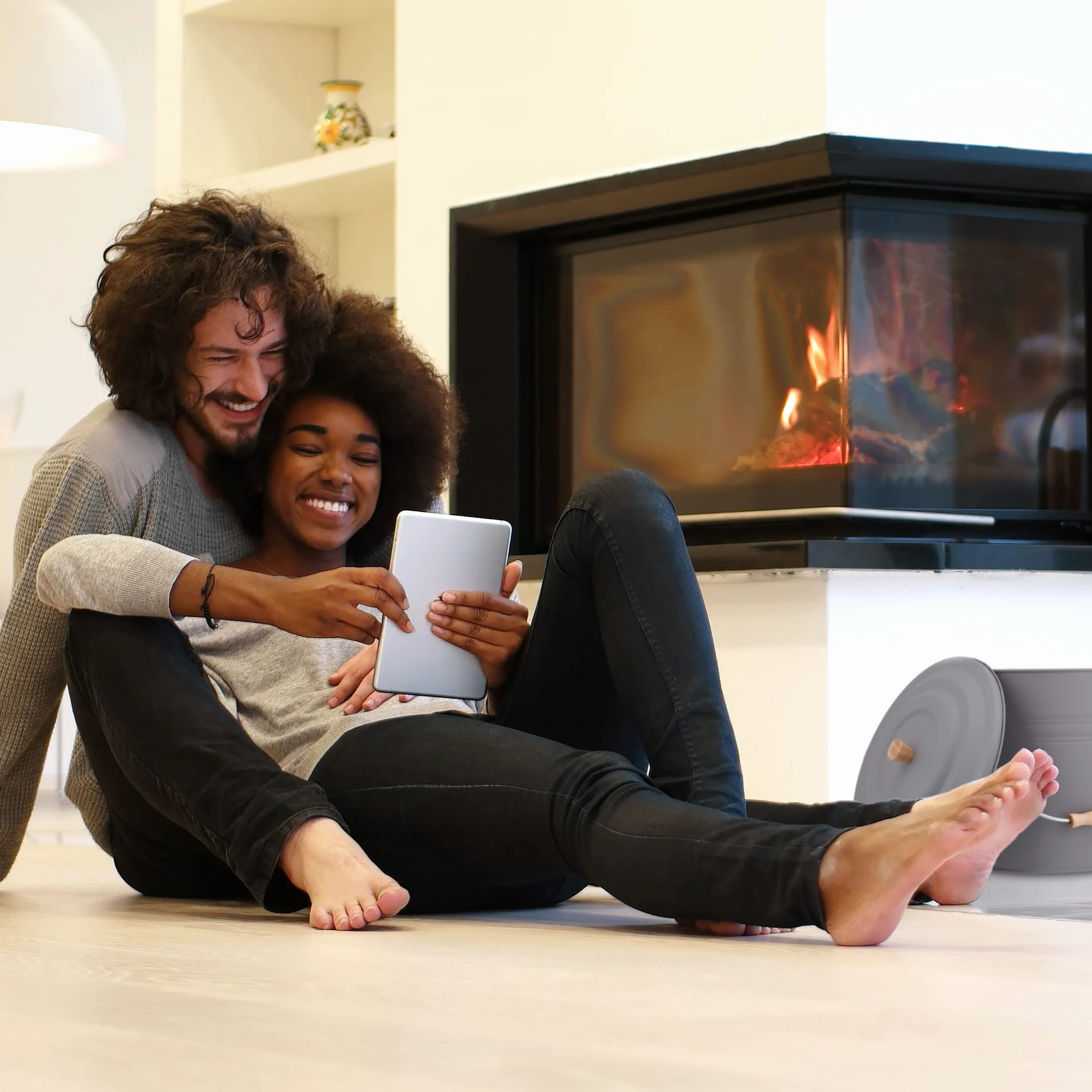 Relaxdays Kosz na popiół z pokrywką, 12 litrów, wiadro kominkowe, stal i drewno, pojemnik na popiół z uchwytem, kominek, piec i grill, szary