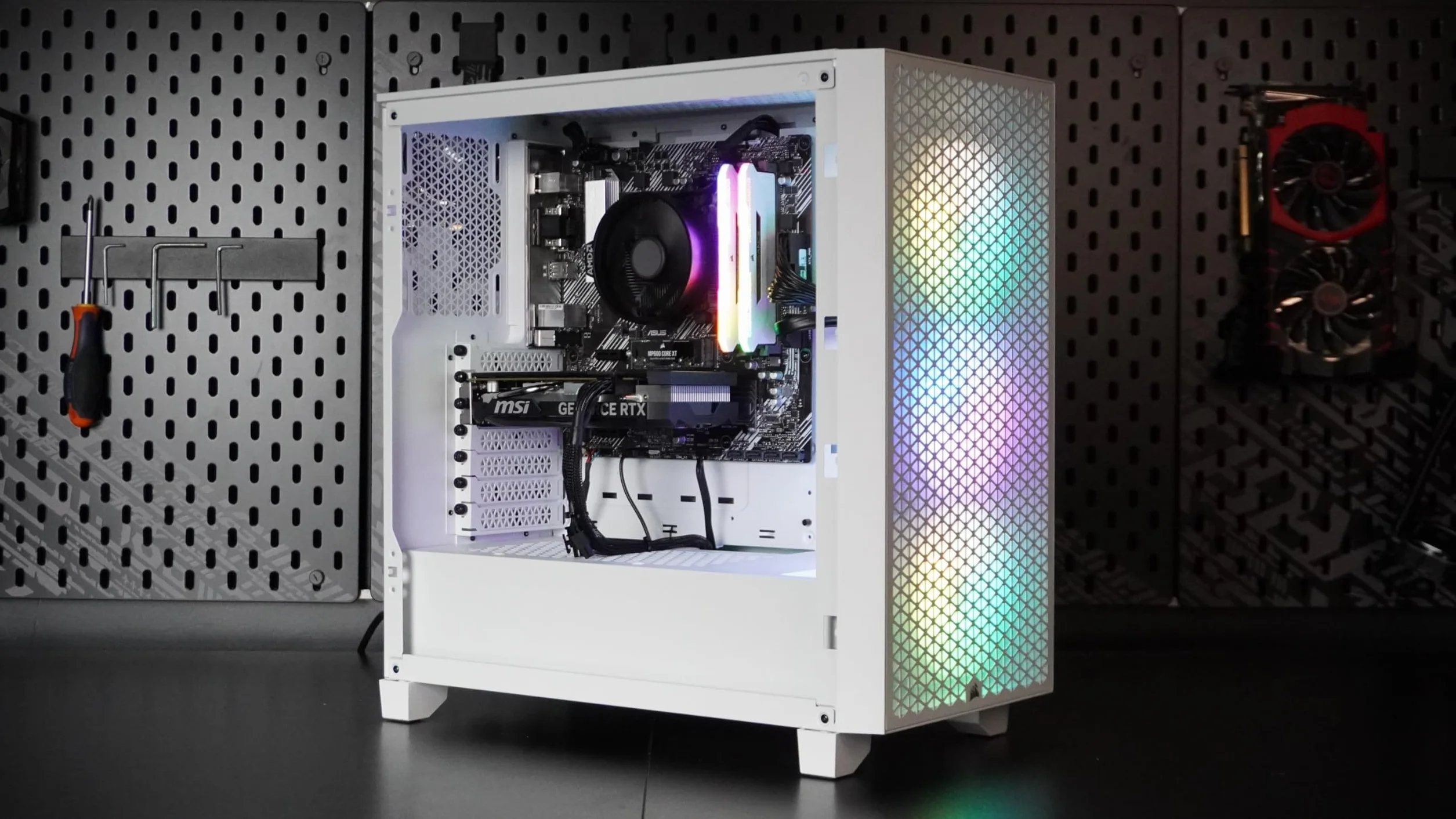iCUE PC Gamer AMD 4060v2 White - obudowa Corsair 3000D RGB White - ASUS Prime A520 II WiFi - Corsair Vengeance 2X8GB DDR4 3600 - SSD 1TB - Windows 11 Pro