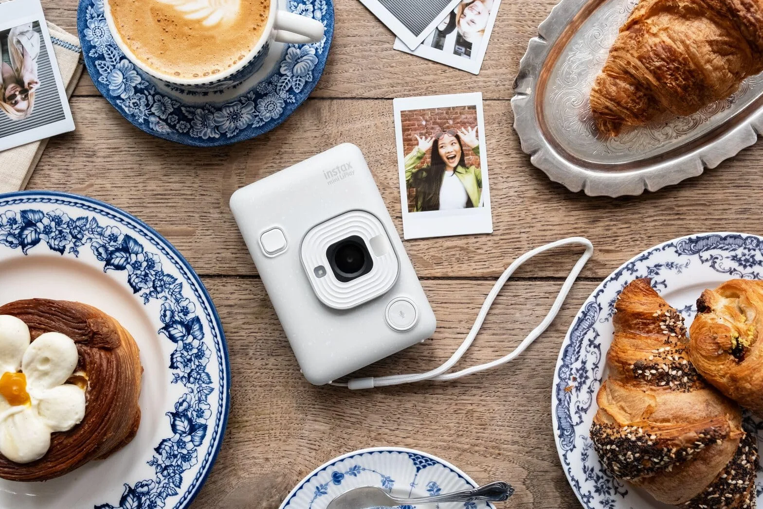 Fujifilm INSTAX mini LiPlay hybrydowy aparat natychmiastowy 2,7 cala LCD USB-C Misty White