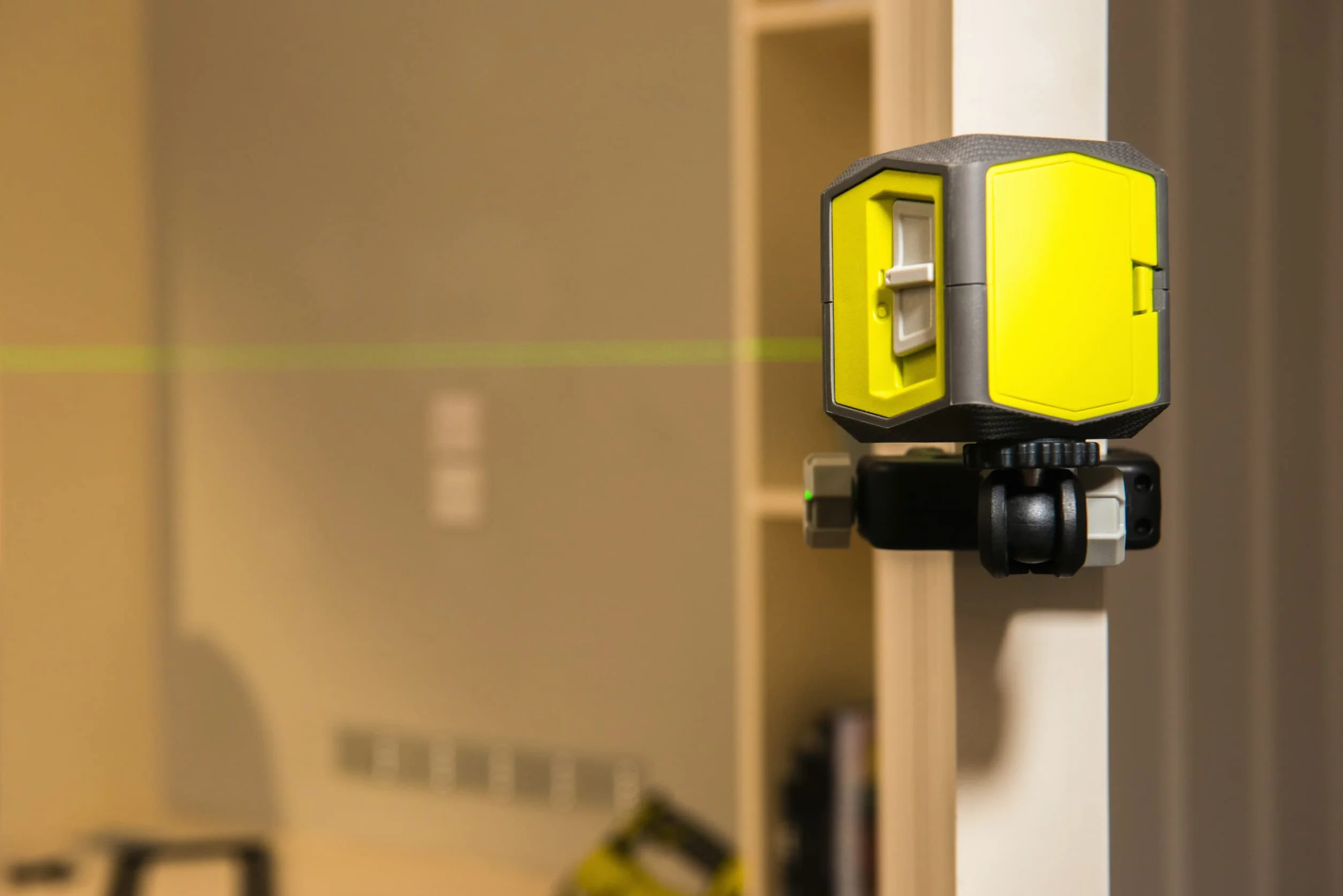 Ryobi Laser z Zieloną Wiązką RBCLLG1, Zakres Roboczy 15 m, Czas Pracy 6 Godzin, Laser Klasy II, Długość Fali 520Nm ± 10Nm, <1Mw, Dokładność do 0.5 mm/m