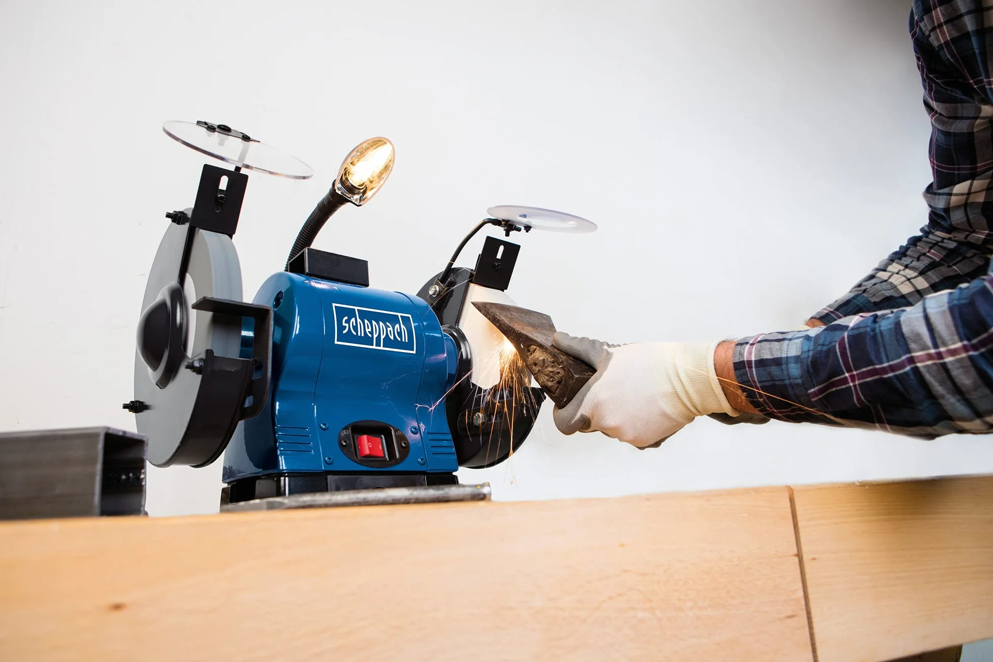 Scheppach Profesjonalna podwójna szlifierka BG200AL z silnikiem indukcyjnym i lampą roboczą | 230 V 550 W - Ø 200 mm kamień | K60 / K100 | ochrona przed iskrami | nakładka na przedmiot obrabiany i obudowa na kamienie szlifierskie | w zestawie zbiornik na