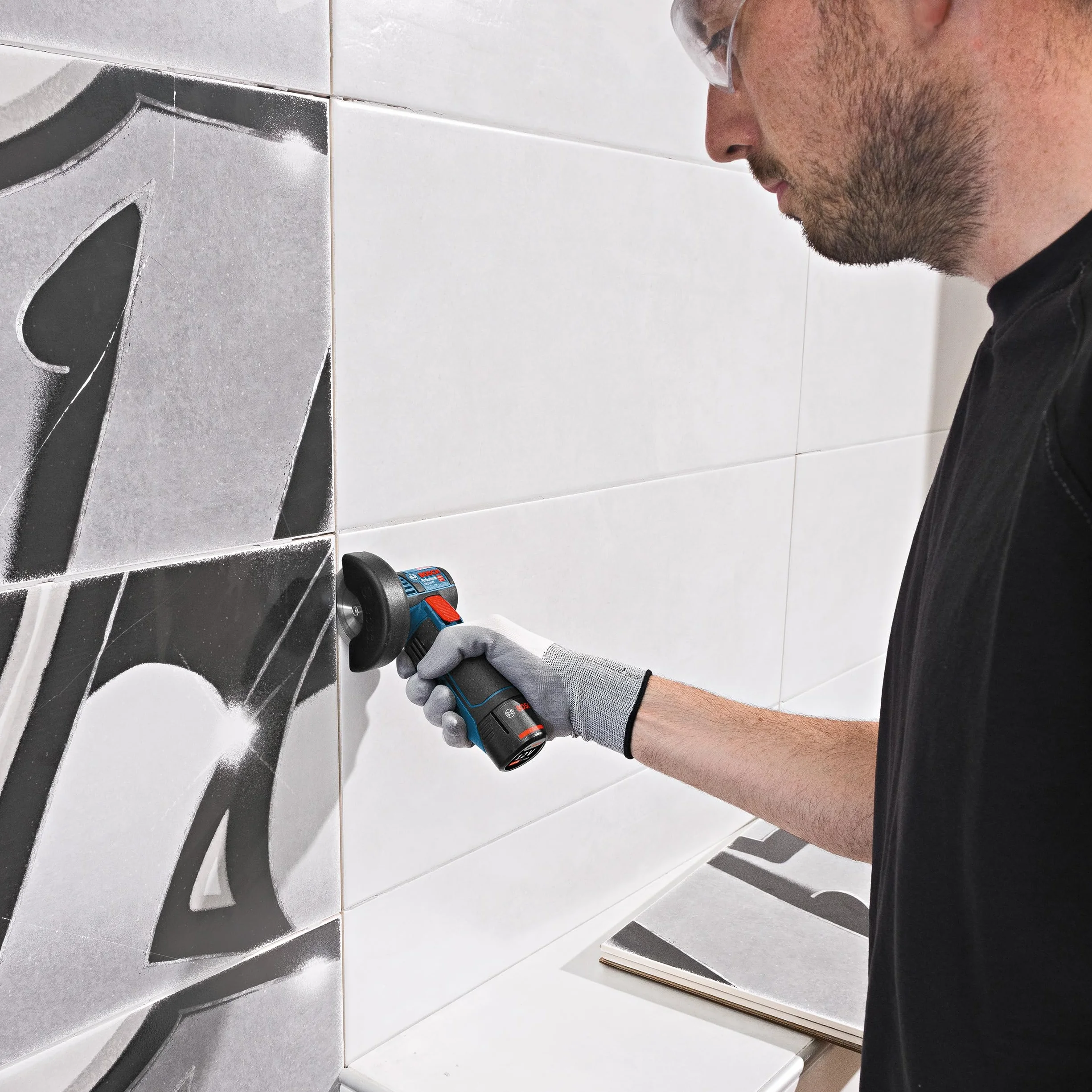Bosch Professional system 12V: akumulatorowa szlifierka kątowa GWS 12V-76 (3 tarcze tnące, Ø tarczy: 76 mm, walizka L-BOXX)