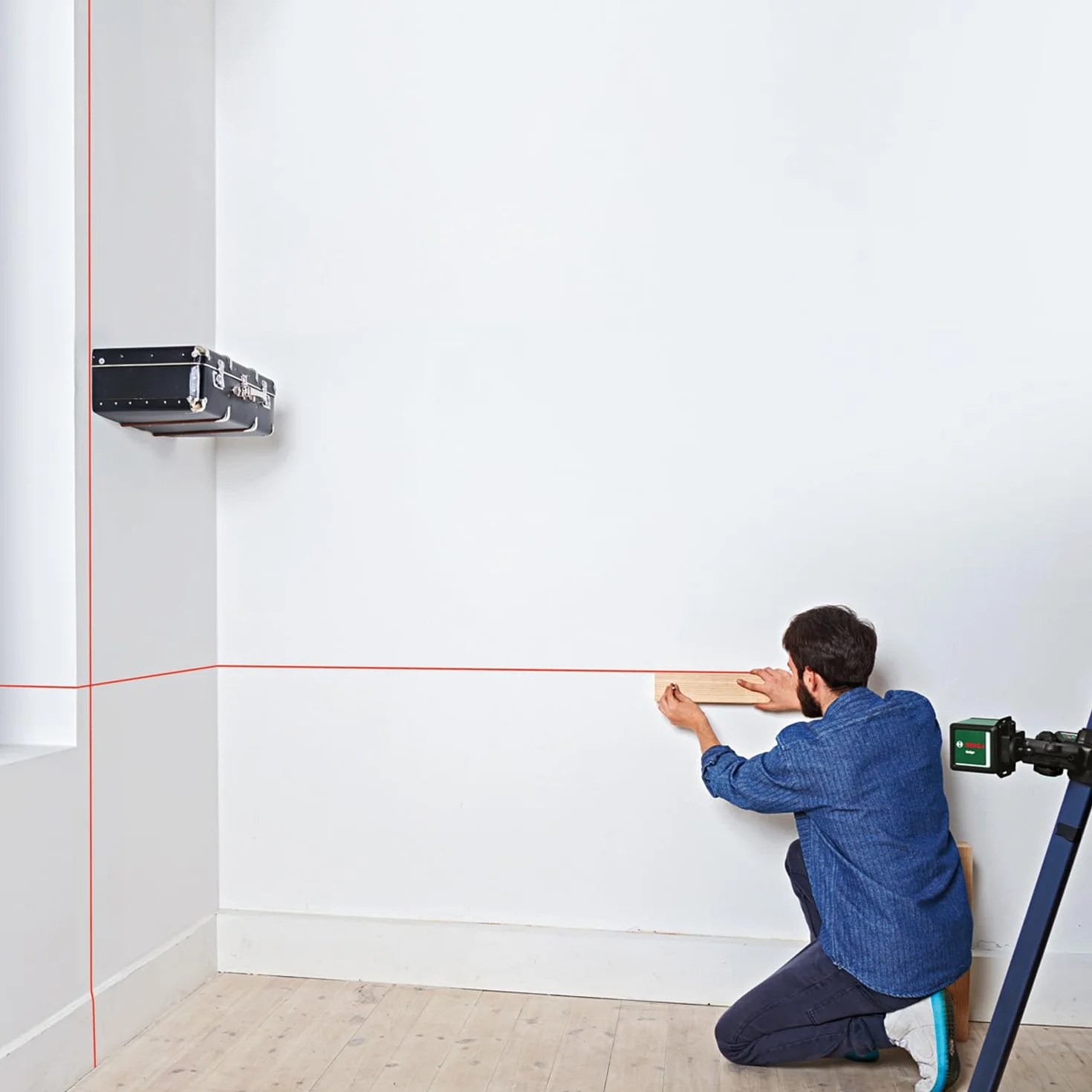 Bosch Laser krzyżowy Quigo z uchwytem MM 2 (łatwe i precyzyjne wyrównywanie elementów przy elastycznym pozycjonowaniu narzędzia dzięki zastosowaniu uniwersalnego uchwytu, opakowanie kartonowe)