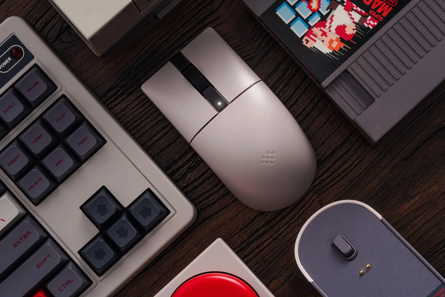 8BitDo Mysz retro R8 ze stacją ładującą, czujnikiem optycznym PAW 3395 DPI 26 000, bezprzewodowa mysz z częstotliwością odpytywania 4K, programowalnymi przyciskami i mikroprzełącznikami Kailh Sword GM