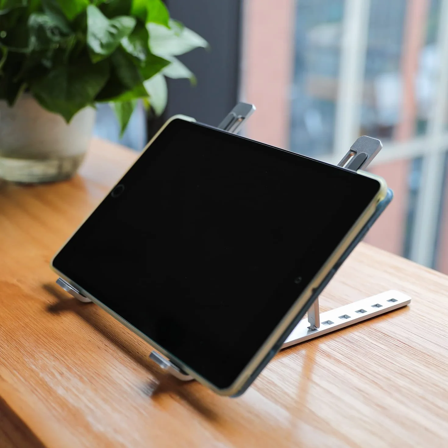 Amazon Basics – regulowana, ergonomiczna podstawka pod laptopa z wyciągiem ciepła, bezstopniowa regulacja wysokości i kąta nachylenia