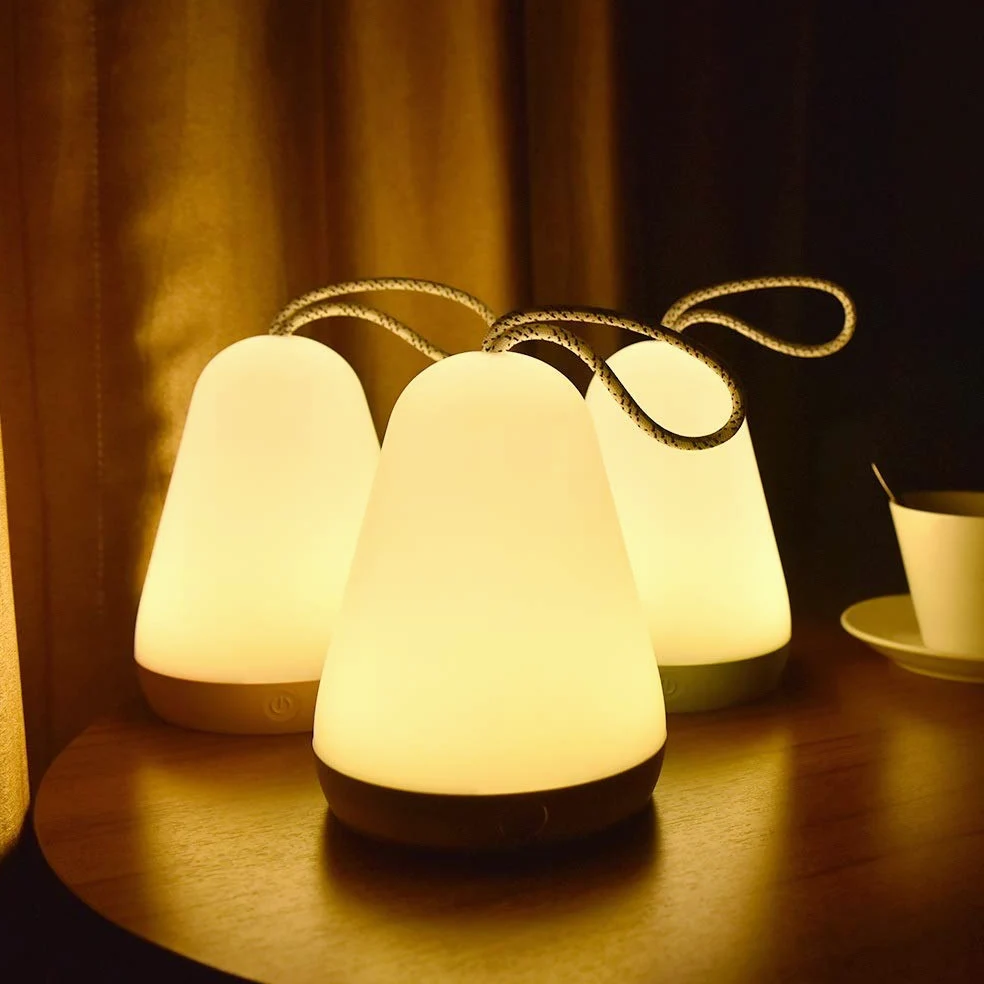 Lampy stołowe Silikonowa lampa stołowa na biurko Przenośna lampka nocna LED Pilot Możliwość przyciemniania Zegar Lampka nocna z możliwością ładowania USB Latarnia zewnętrzna (Kolor abażuru: biały)