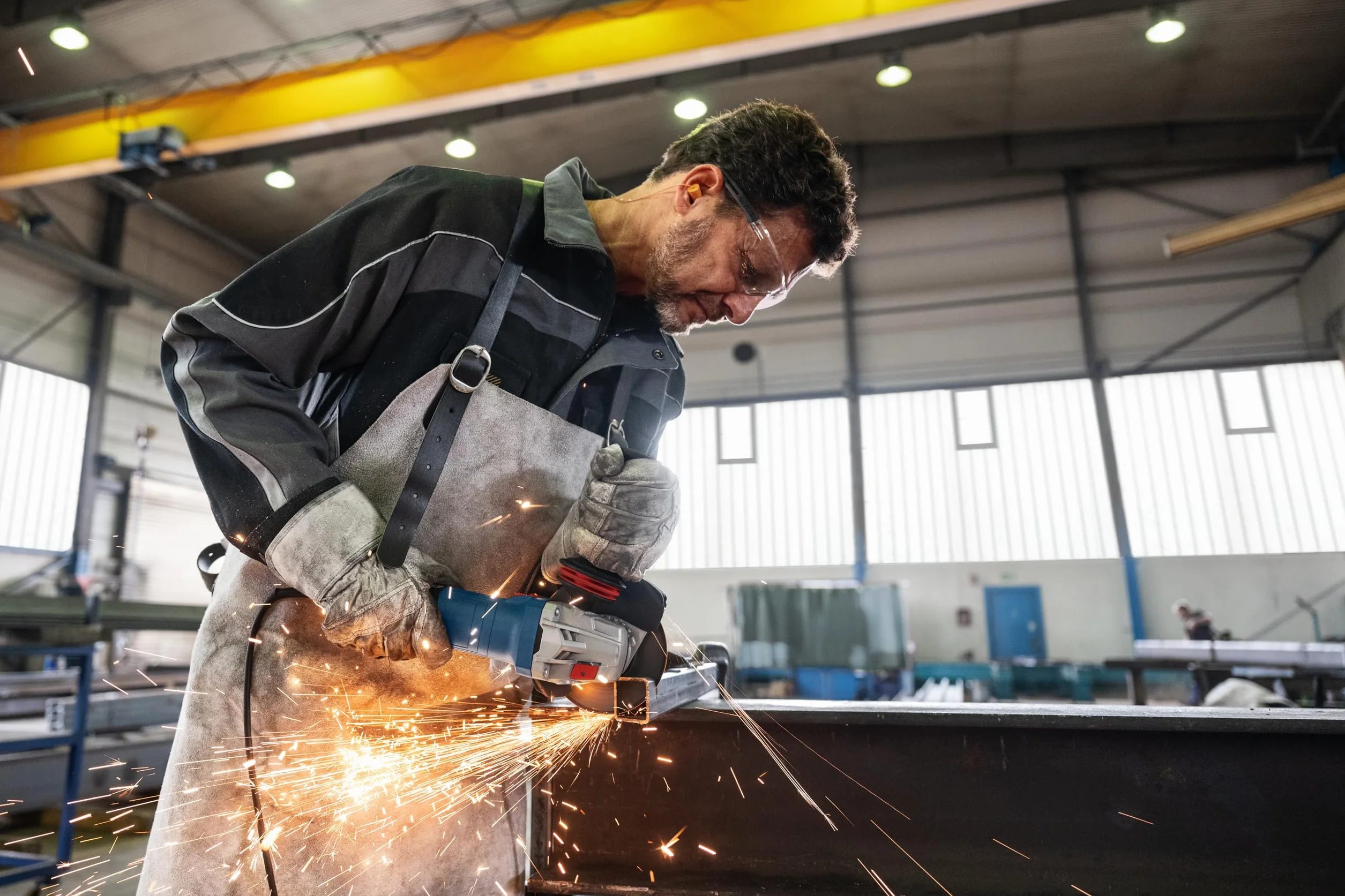 Bosch Professional: szlifierka kątowa GWS 12-125 (Ø tarczy: 125 mm, moc 1 200 W, zabezpieczenie przed ponownym rozruchem, pokrywa ochronna, nakrętka mocująca, standardowa rękojeść dodatkowa)