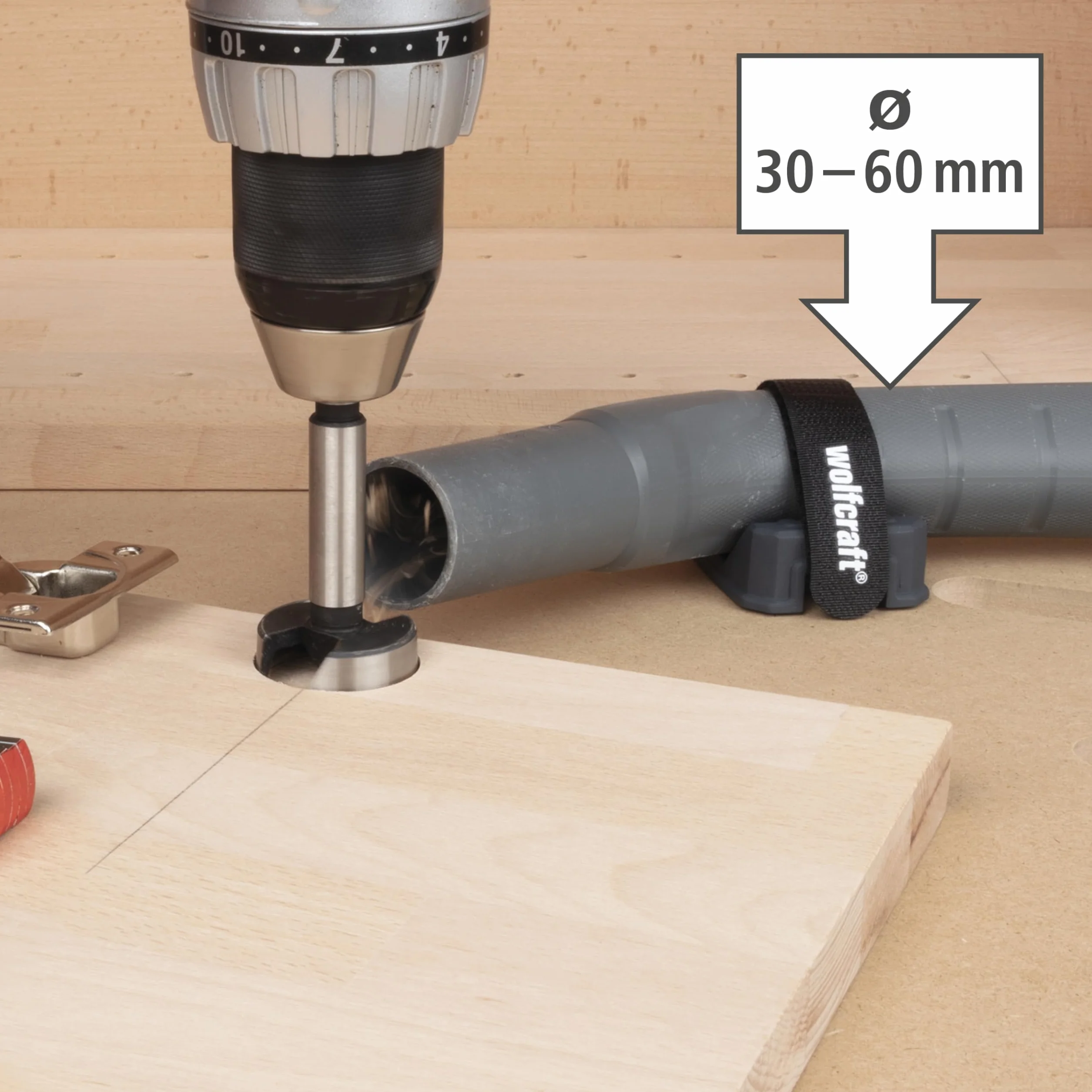 wolfcraft Uchwyt węża do odkurzacza I 6891000, kompatybilny z otworami 20 mm, regulowany pasek na rzepy, czarny