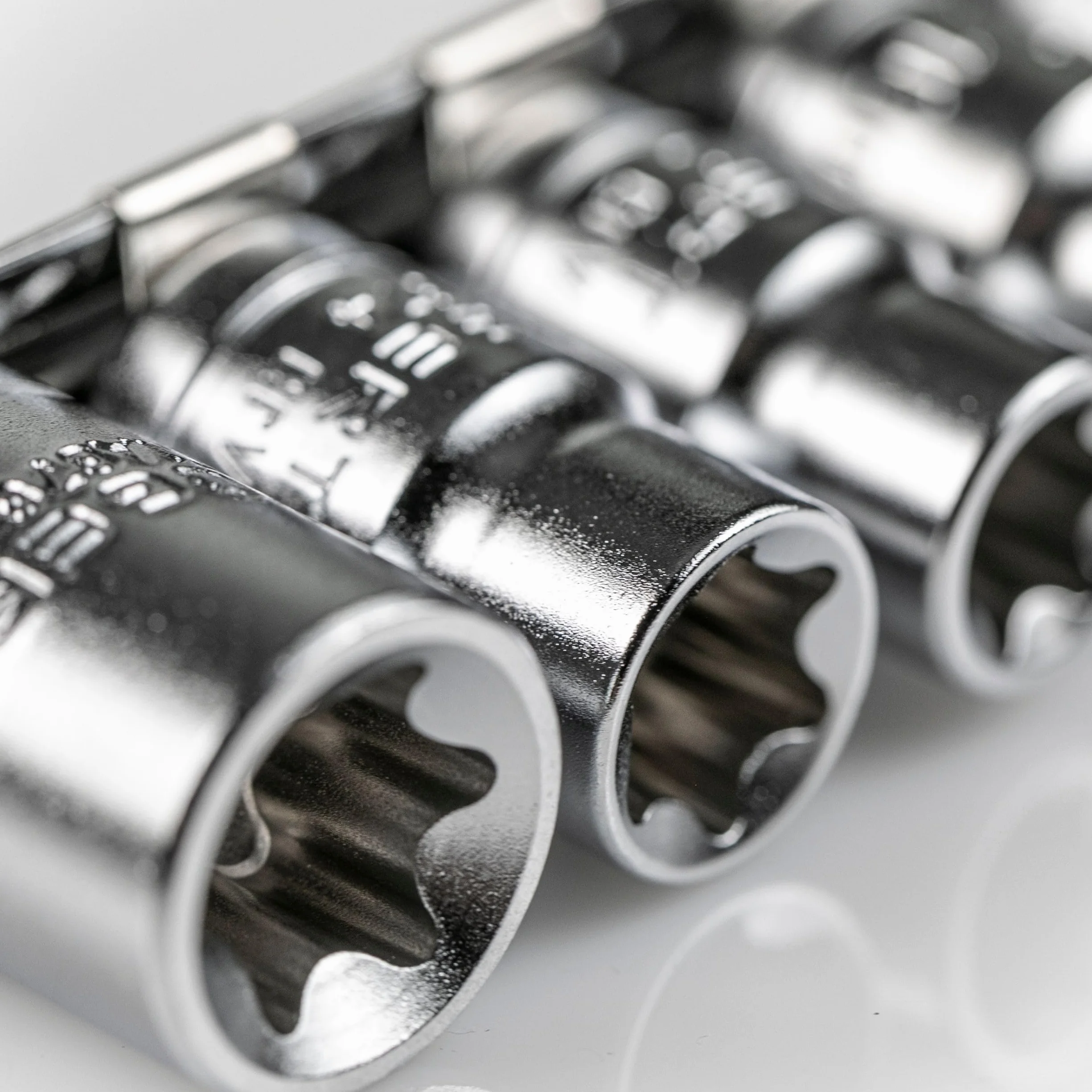 Högert HT1A884 zestaw kluczy nasadowych z narzędziami, ze stopu stali chromowo-wanadowej, zestaw 9 kluczy nasadowych Torx, srebrne, 1/4" E5-E8, 3/8 E10-E16, CRV