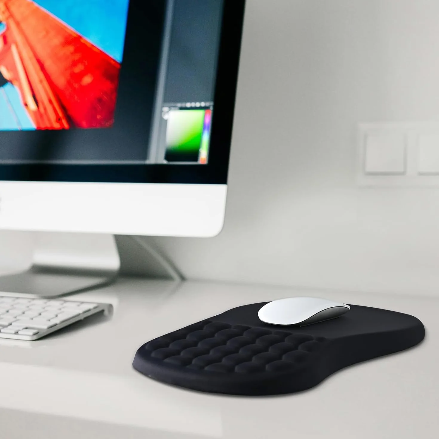 EooCoo Podkladka Pod Mysz na Nadgarstek z Funkcją Masażu, Podkładka Pod Myszkę z Poduszką, Ergonomiczna Mouse Pad, z Gładką Powierzchnią Lykrową i Antypoślizgową Podstawą PU, Akcesoria Biurowe, Czarny