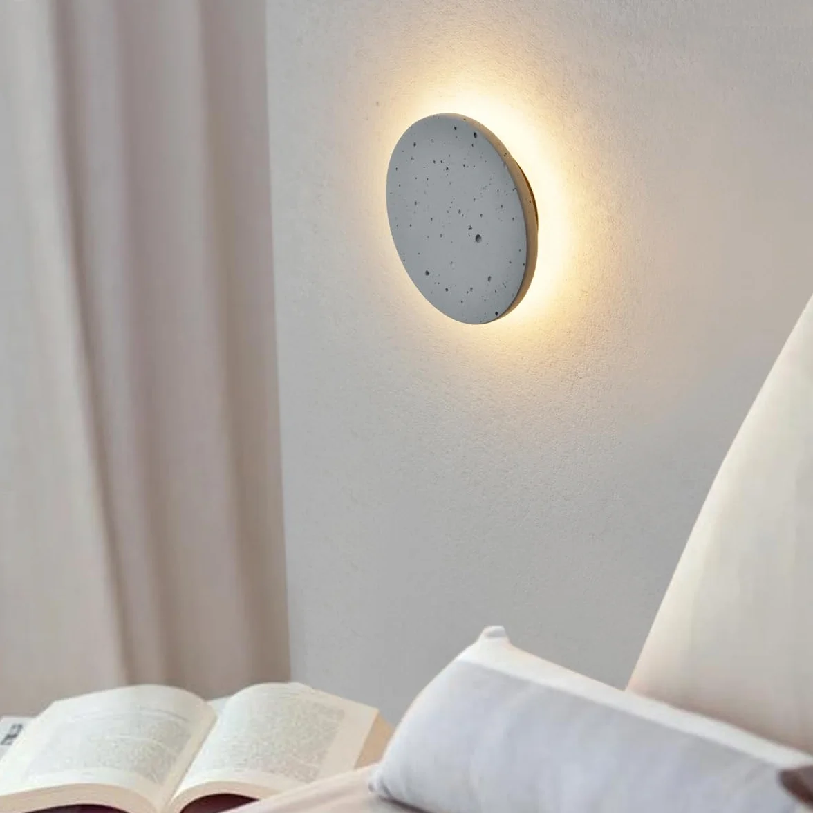 Okrągły kinkiet ścienny LED, szara cementowa lampa ścienna, minimalistyczna lampa do montażu na ścianie z eleganckim wykończeniem, nowoczesne kinkiety wewnętrzne oświetlenie do sypialni