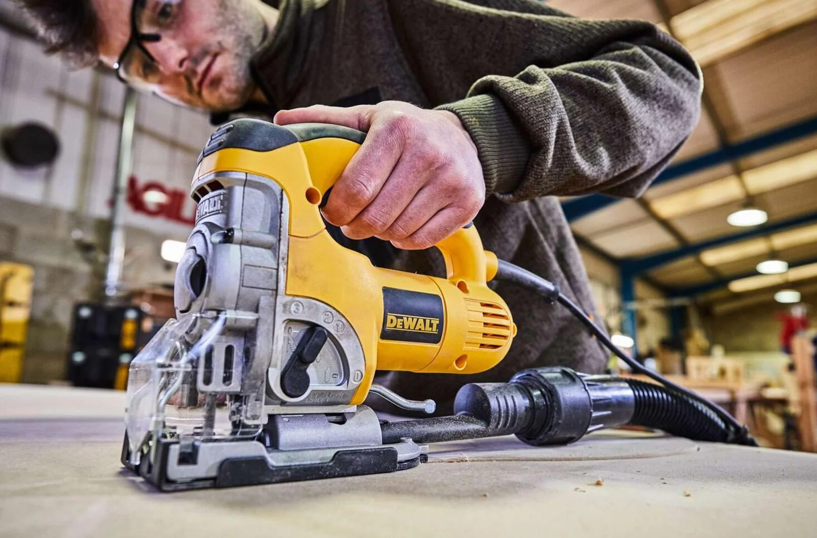 Dewalt DW331K-QS - Wyrzynarka 701w elektroniczna z zamkniętą pięścią + teczka