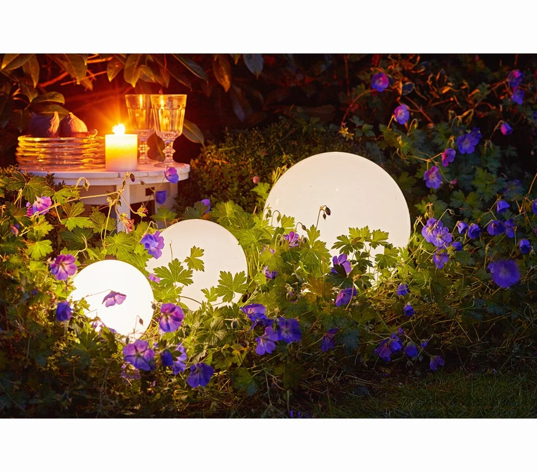 Dehner Lampa solarna kula z ostrzem do wbijania w ziemię i zmianą koloru, Ø 30 cm, tworzywo sztuczne